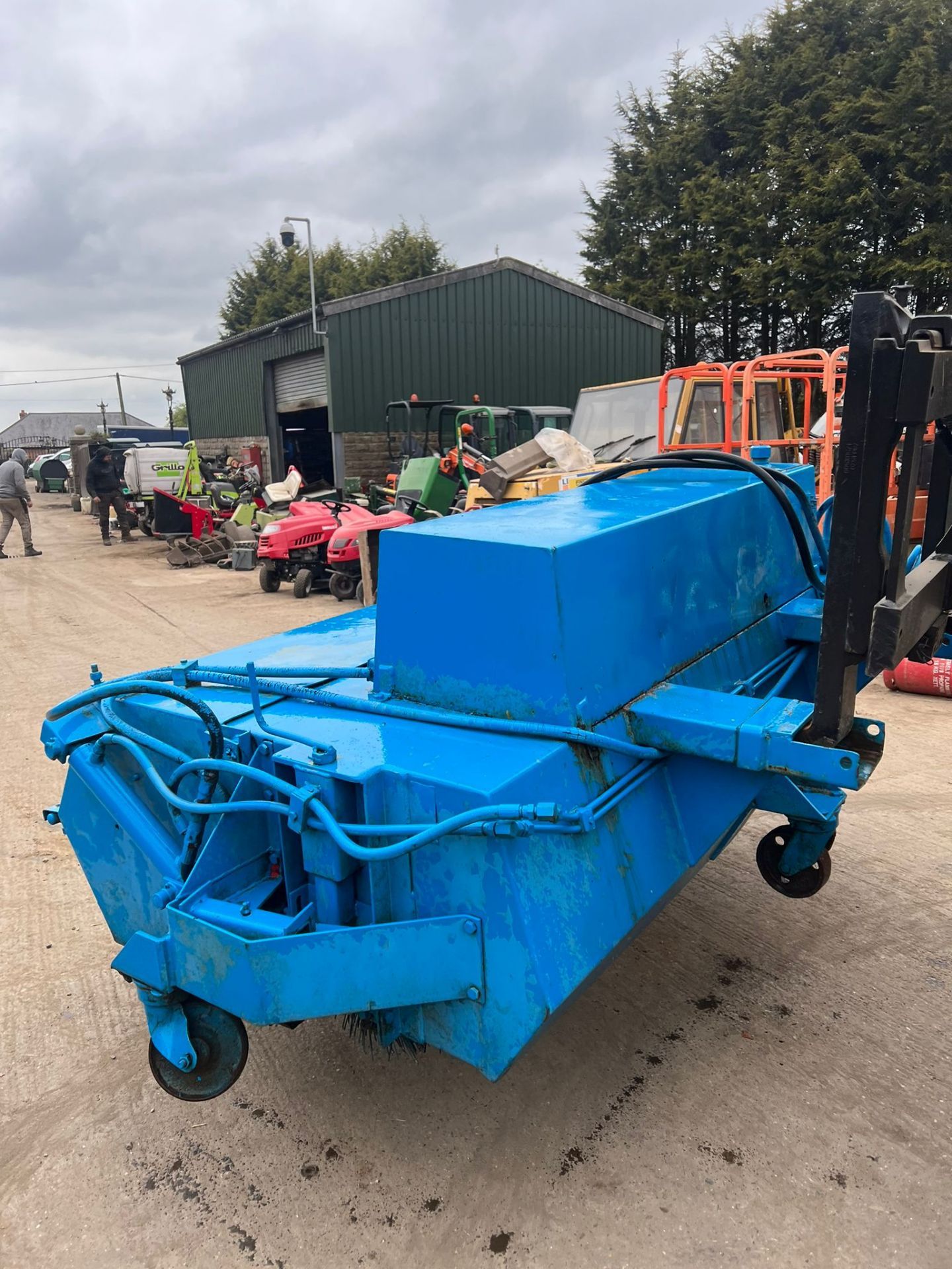 CONQUIP SWEEPER BUCKET SUITABLE FOR PALLET FORKS , IN WORKING ORDER *PLUS VAT* - Image 4 of 6