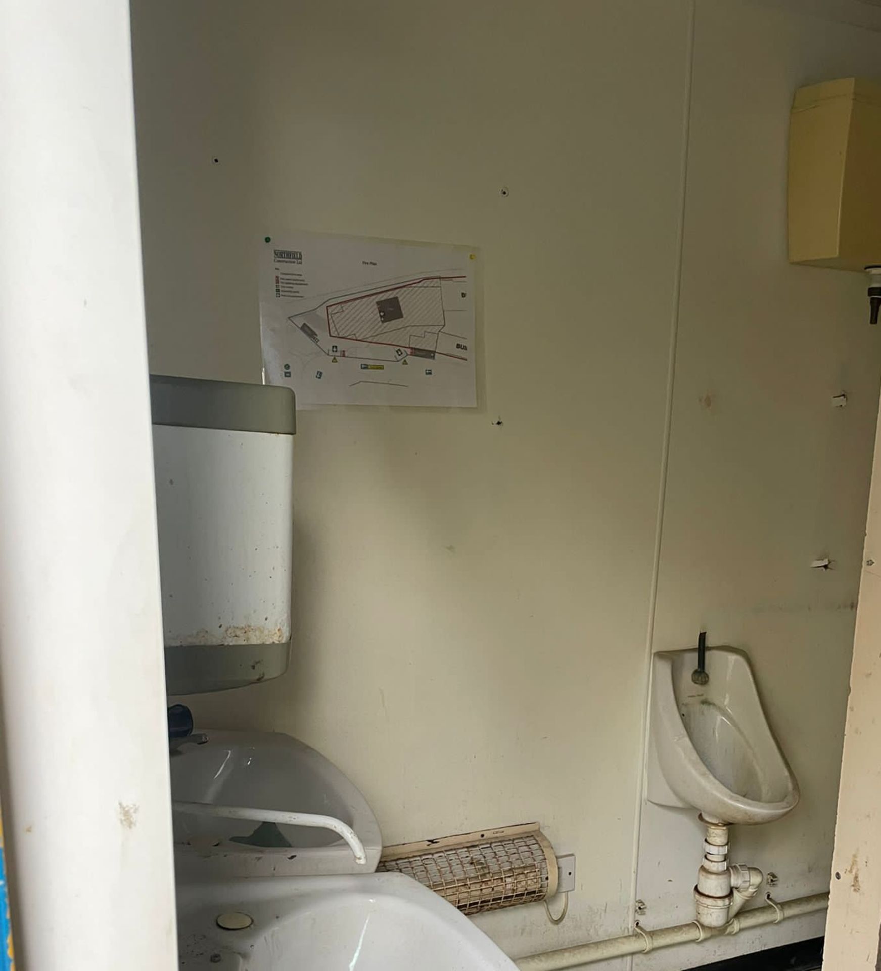 CONTAINER TOILET BLOCK WITH PRIVATE TOILET ON THE SIDE! *PLUS VAT* - Image 5 of 8