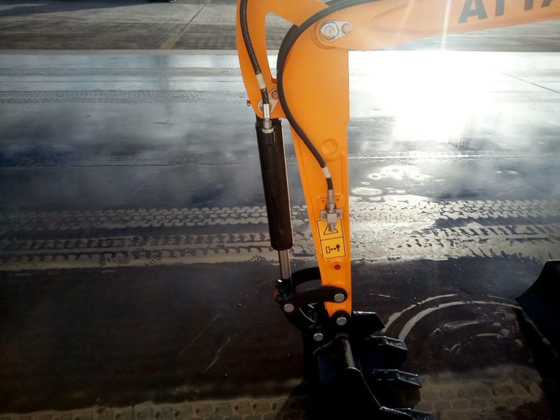 NEW / UNUSED PIPED MINI DIGGER / MICRO DIGGER, RUBBER TRACKS, BLADE, PIPED FOR BREAKER *PLUS VAT* - Image 9 of 9