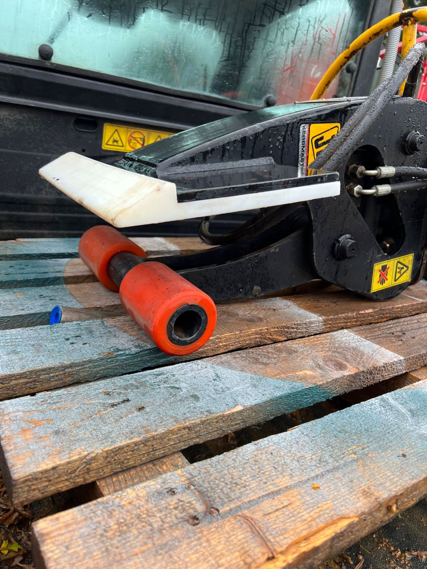 UNUSED JCB HYDRAULIC KERBMASTER KERB LIFTER FOR EXCAVATOR *PLUS VAT* - Image 10 of 11