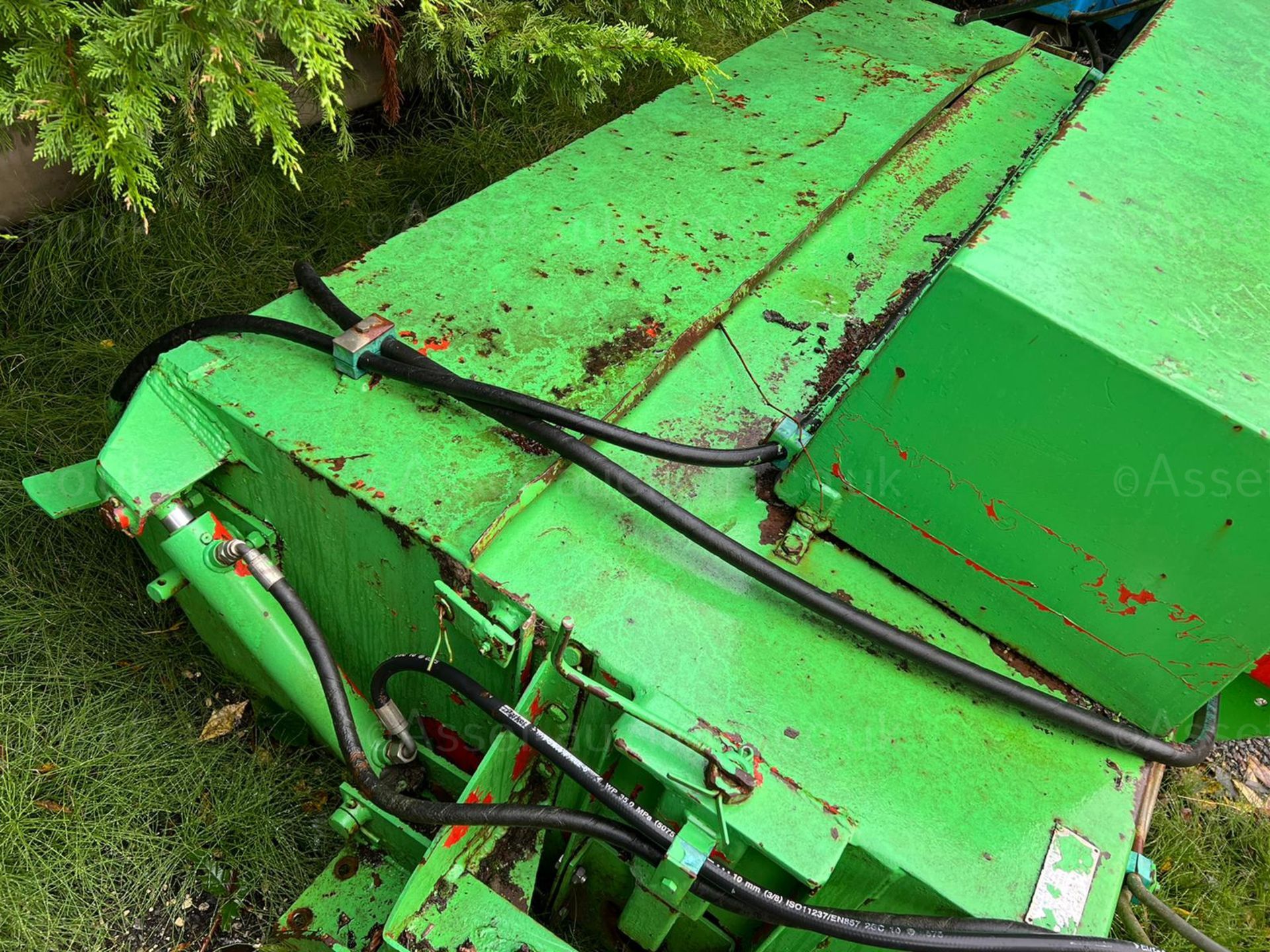 GREEN NATTA SWEEPER BUCKET, SUITABLE FOR PALLET FORKS, HYDRAULIC DRIVE *PLUS VAT* - Image 4 of 6