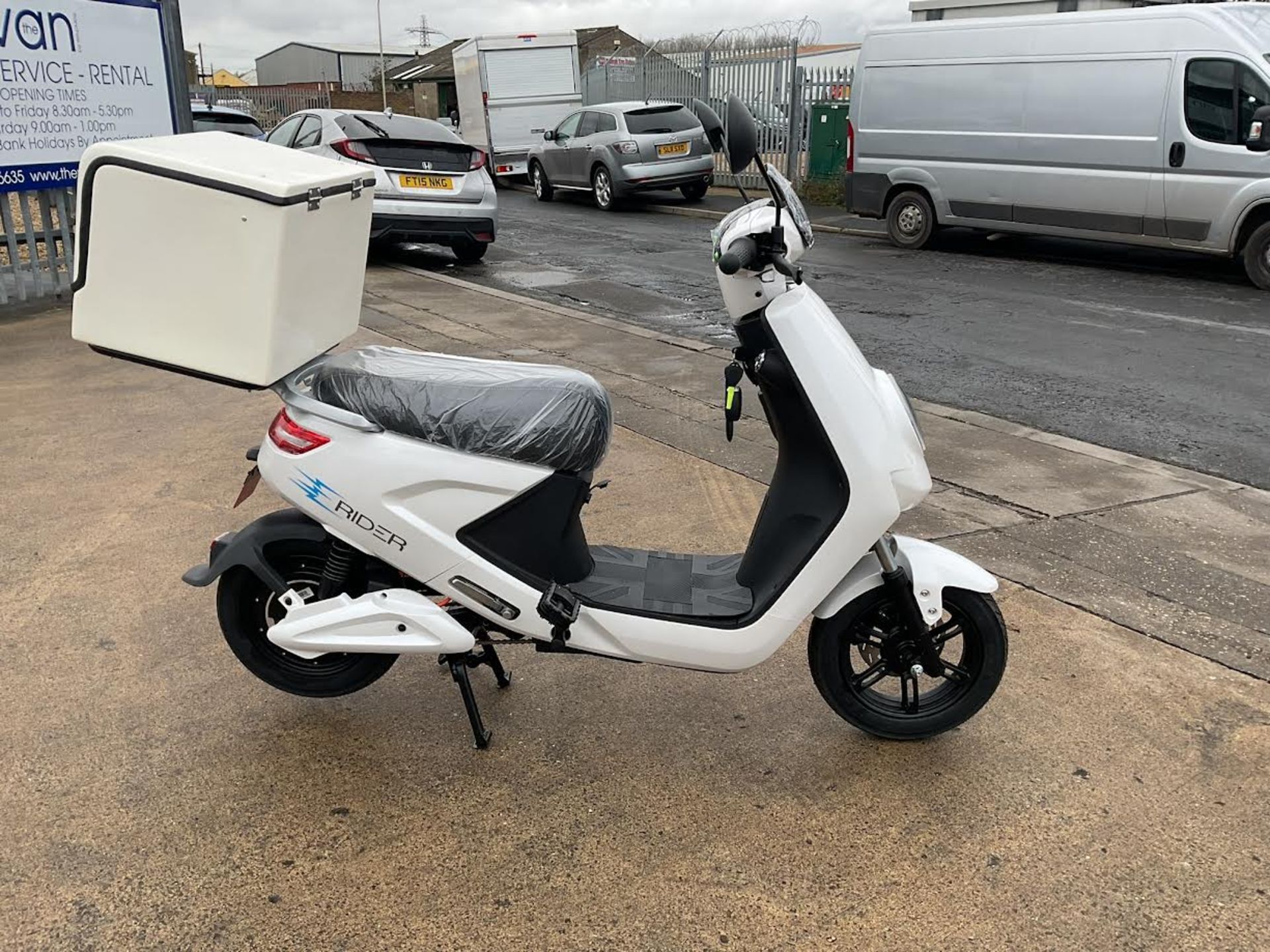 Model 18 Electric Bike / Electric Moped with Insulated Box *PLUS VAT* - Image 2 of 15