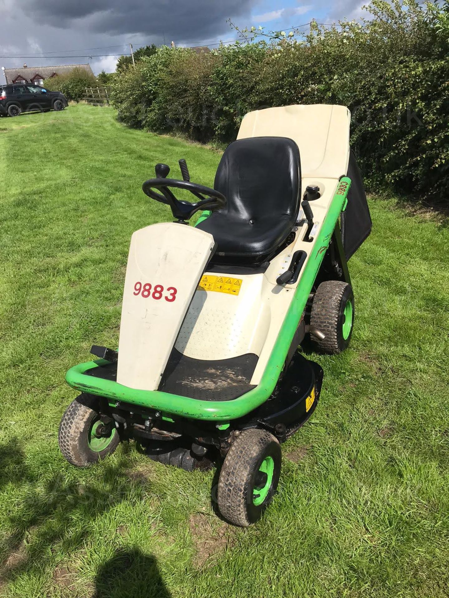 2014 ETESIA HYDRO 80 RIDE ON LAWN MOWER C/W REAR GRASS COLLECTOR, RUNS, DRIVES AND CUTS *PLUS VAT* - Bild 2 aus 5