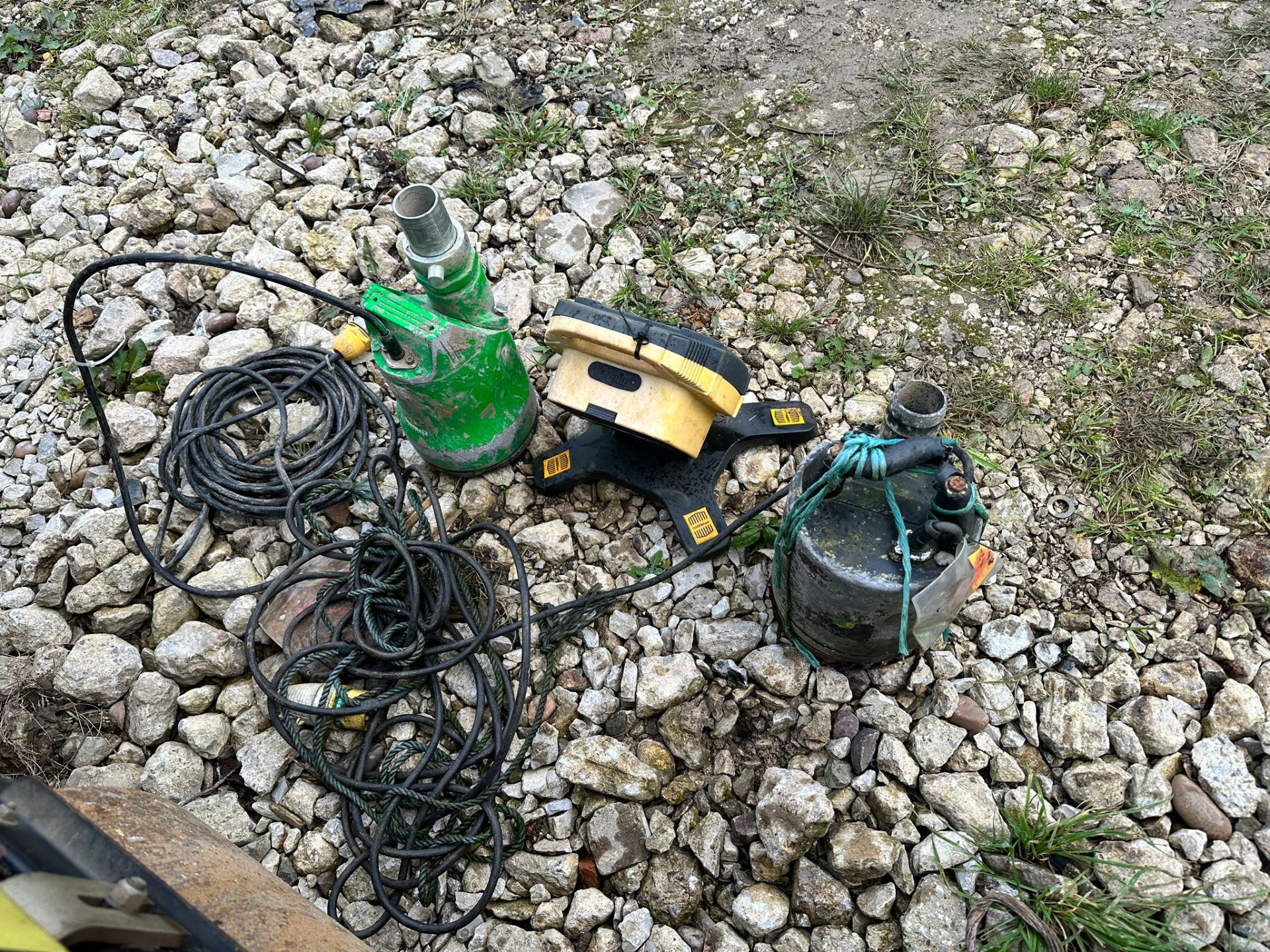 X2 110V WATER PUMPS AND ELITE FLOOD LIGHT *PLUS VAT* - Bild 7 aus 7