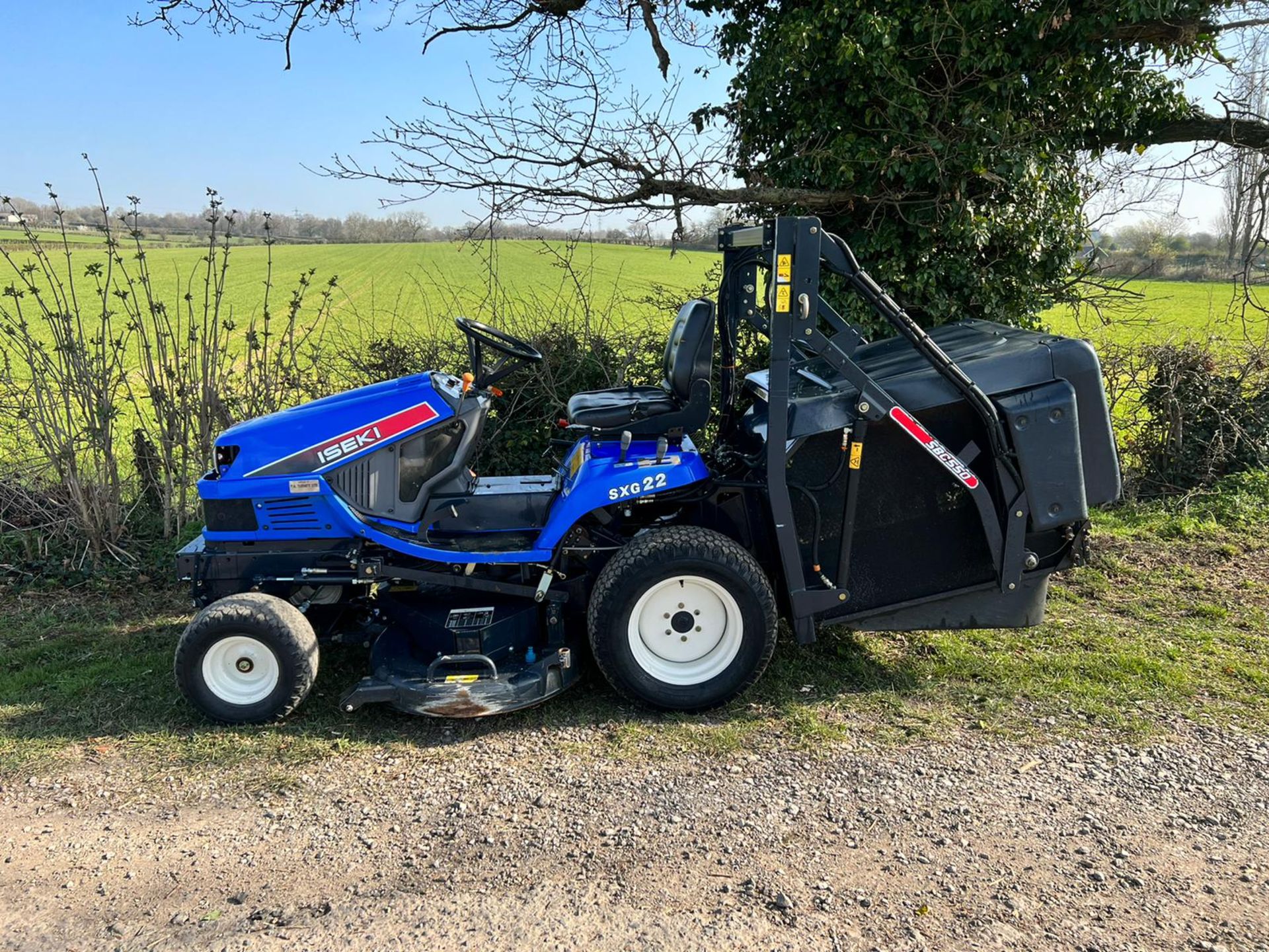 Iseki SXG22 Diesel High Tip Ride On Mower With Iseki SBC550 Collector, Runs Drives Cuts And Collects - Image 4 of 16