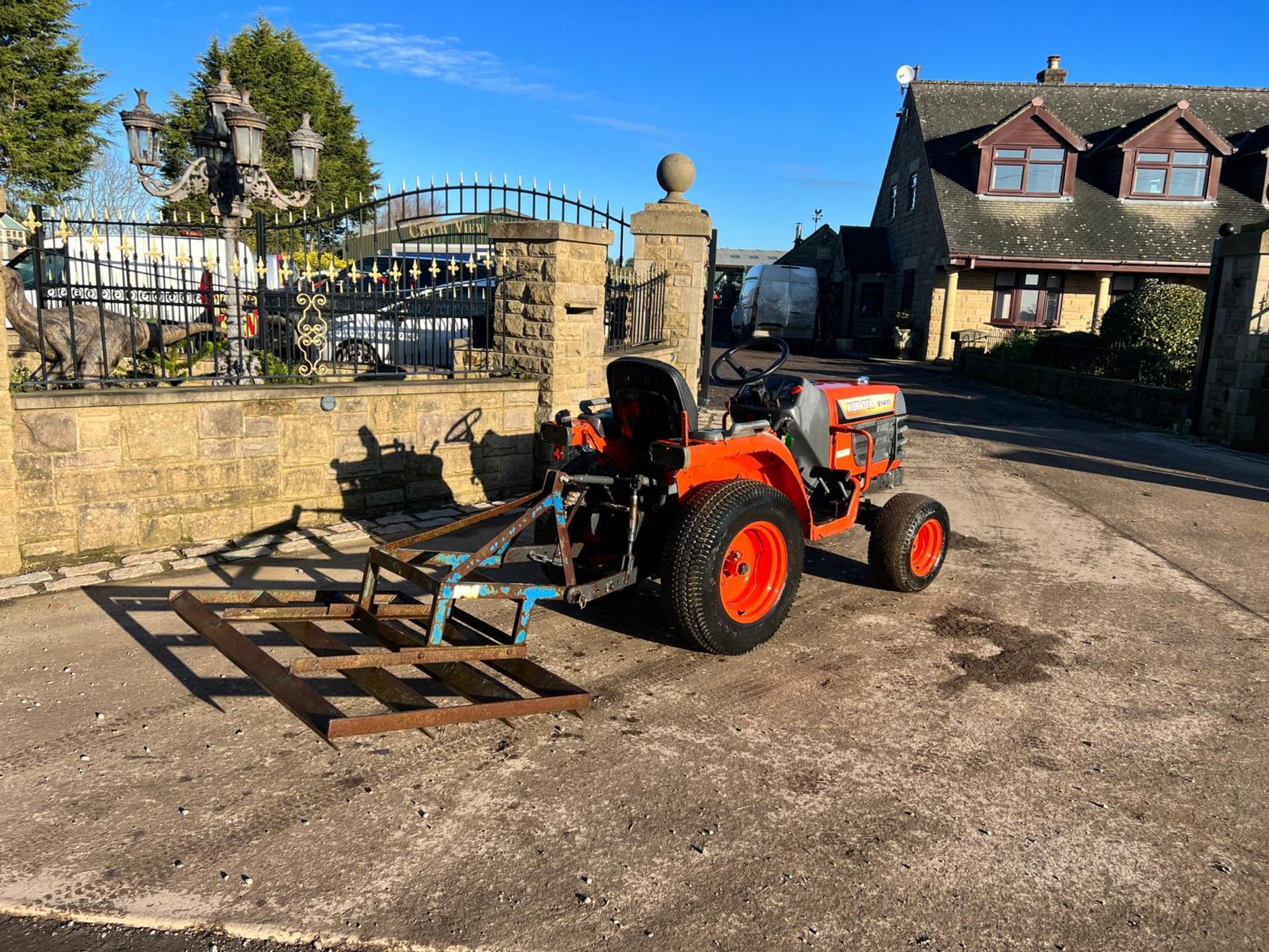 KUBOTA B1410 4WD COMPACT TRACTOR WITH WESSEX 4FT MENAGE LEVELLER *PLUS VAT* - Image 3 of 15