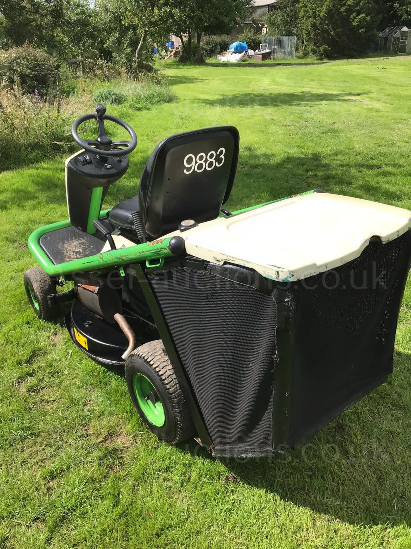 2014 ETESIA HYDRO 80 RIDE ON LAWN MOWER C/W REAR GRASS COLLECTOR, RUNS, DRIVES AND CUTS *PLUS VAT* - Bild 4 aus 5