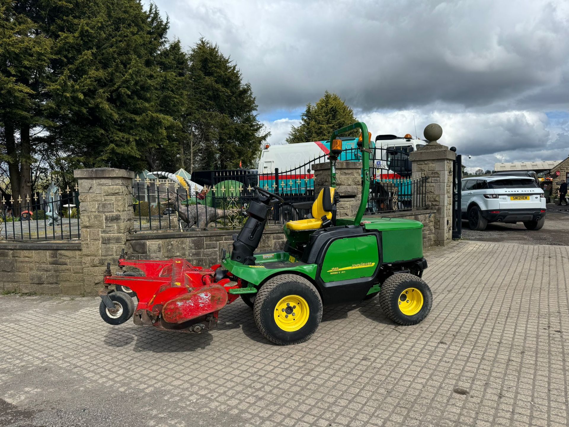 2011 JOHN DEERE 1565 RIDE ON LAWN MOWER *PLUS VAT* - Image 4 of 12