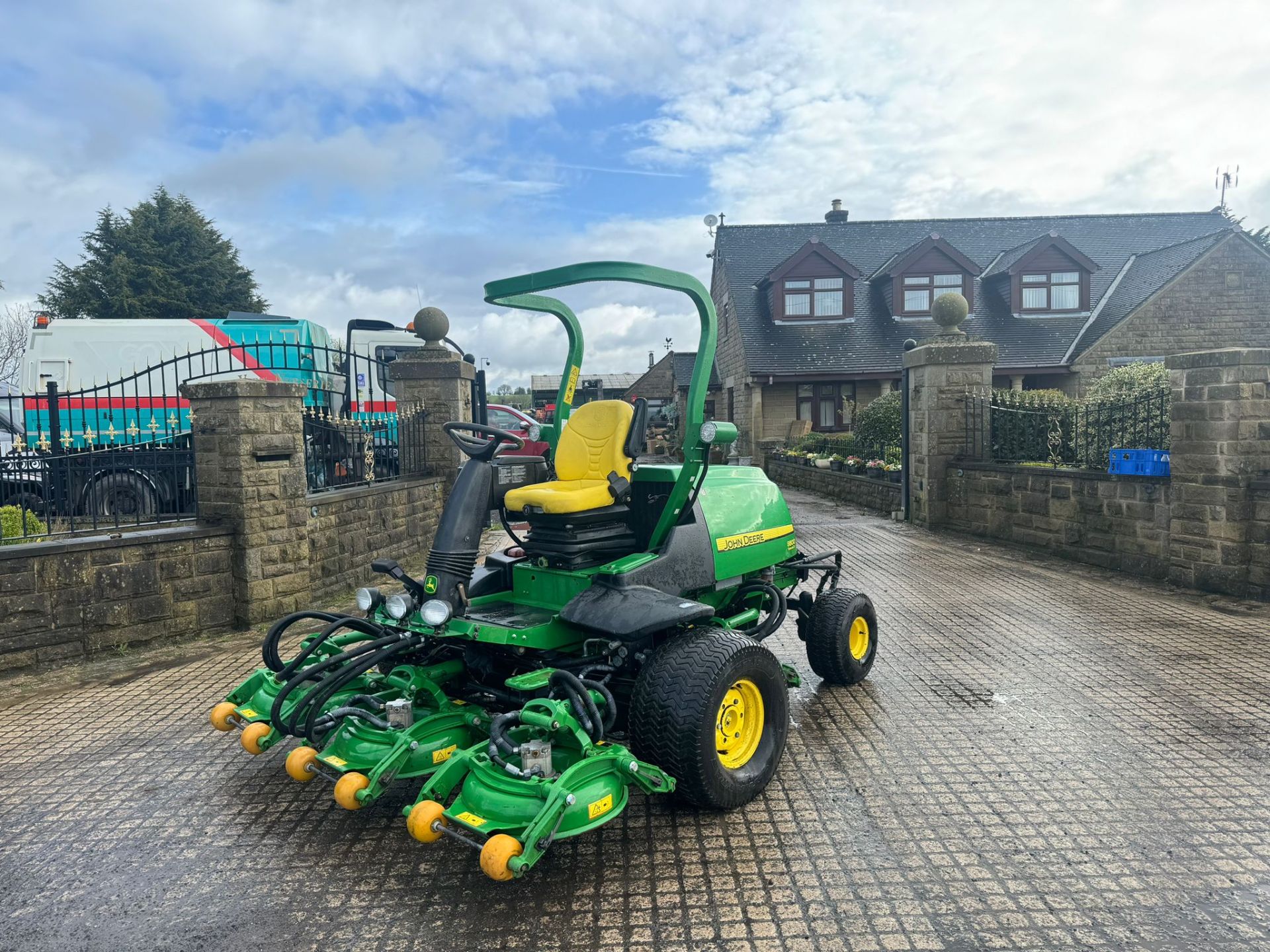 JOHN DEERE 8800 5 POD MOWER RIDE ON LAWN MOWER *PLUS VAT* - Image 2 of 19