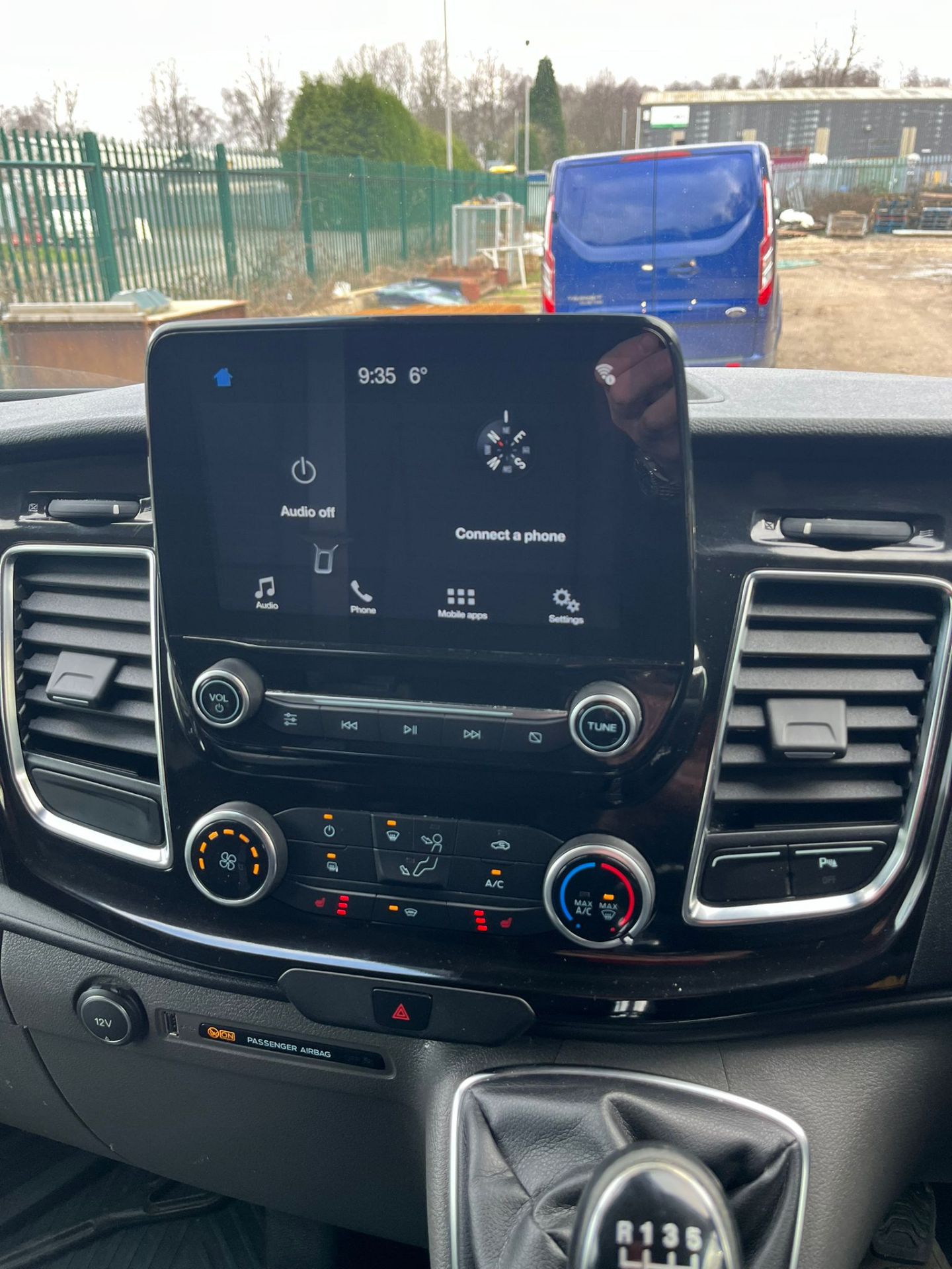 2018/68 REG FORD TRANSIT CUSTOM 300 LIMITED 2.0 DIESEL SILVER PANEL VAN, SHOWING 1 FORMER KEEPER - Image 9 of 12