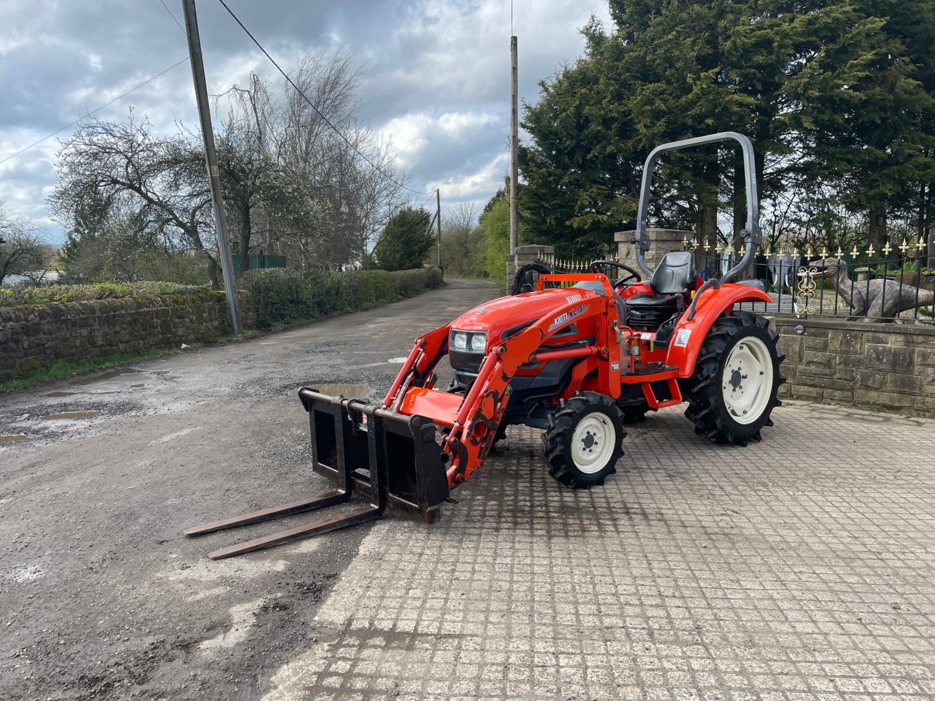 60 REG KIOTI CX27 27HP 4WD COMPACT TRACTOR WITH KIOTI KL130 FRONT LOADER AND PALLET FORKS *PLUS VAT* - Image 2 of 19