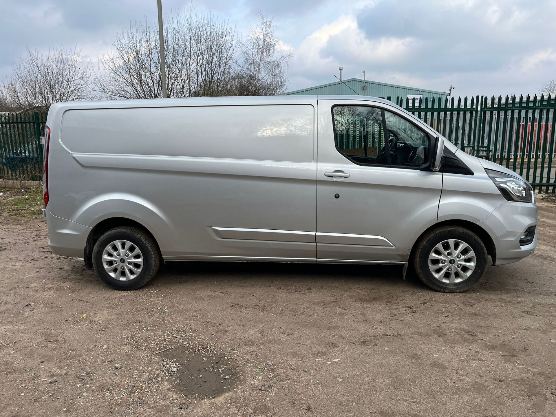 2018/68 REG FORD TRANSIT CUSTOM 300 LIMITED 2.0 DIESEL SILVER PANEL VAN, SHOWING 1 FORMER KEEPER - Image 5 of 12