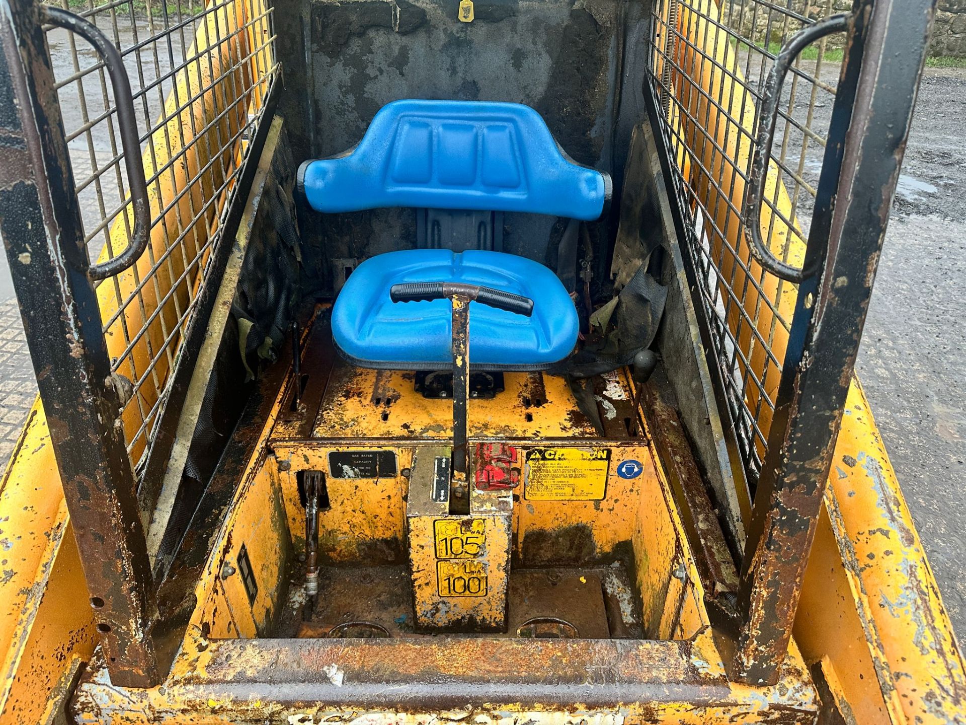 MUSTANG 960 WHEELED SKIDSTEER LOADER WITH MUCK GRAB *PLUS VAT* - Image 13 of 13