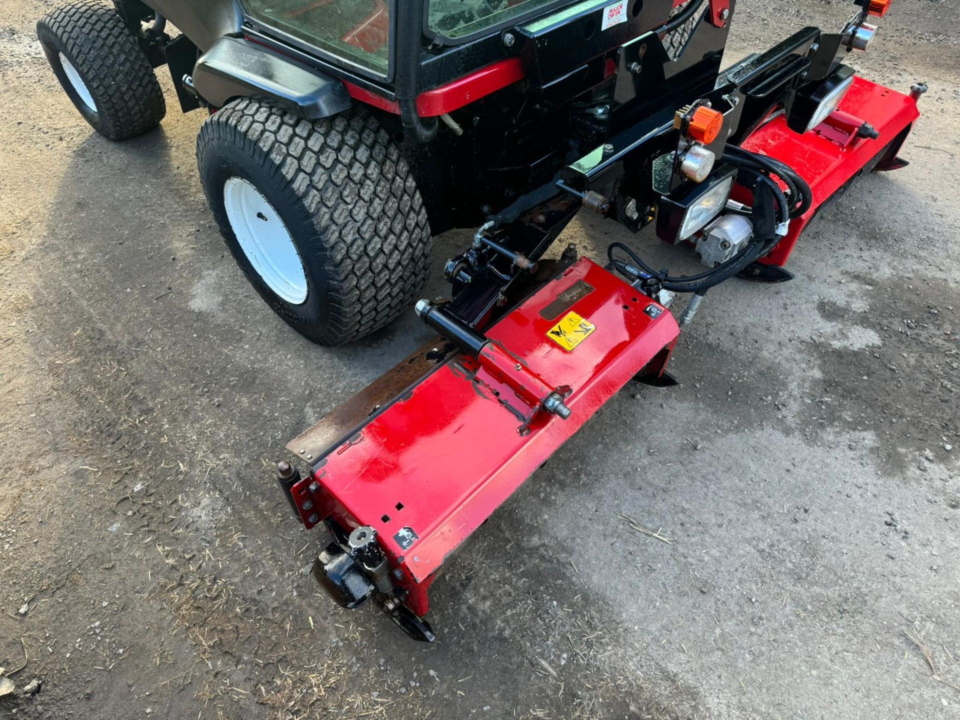 2016 TORO LT3340 4WD 3 GANG RIDE ON CYLINDER MOWER WITH CAB AND AIR CON *PLUS VAT* - Image 9 of 18