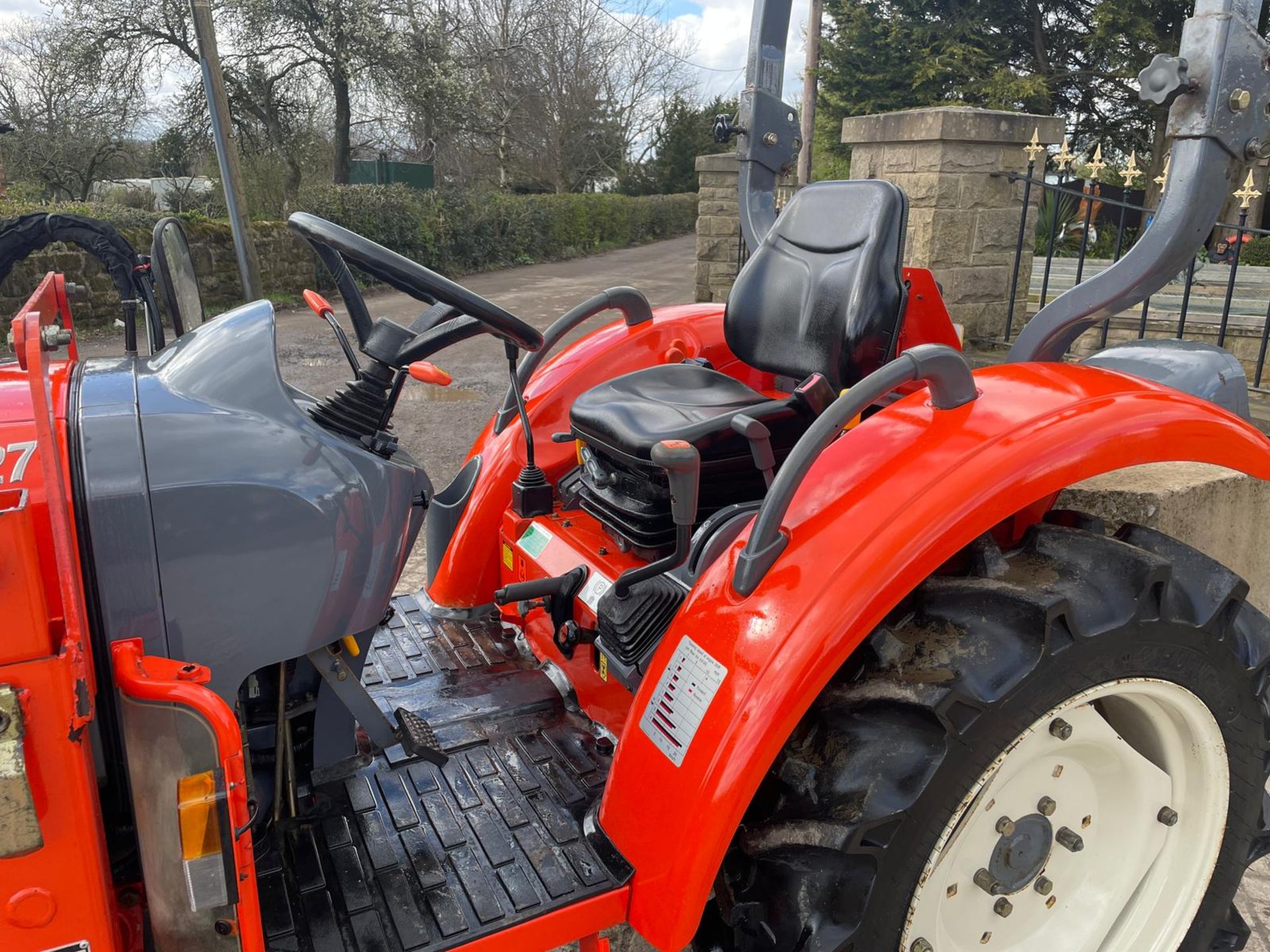 60 REG KIOTI CX27 27HP 4WD COMPACT TRACTOR WITH KIOTI KL130 FRONT LOADER AND PALLET FORKS *PLUS VAT* - Bild 11 aus 19