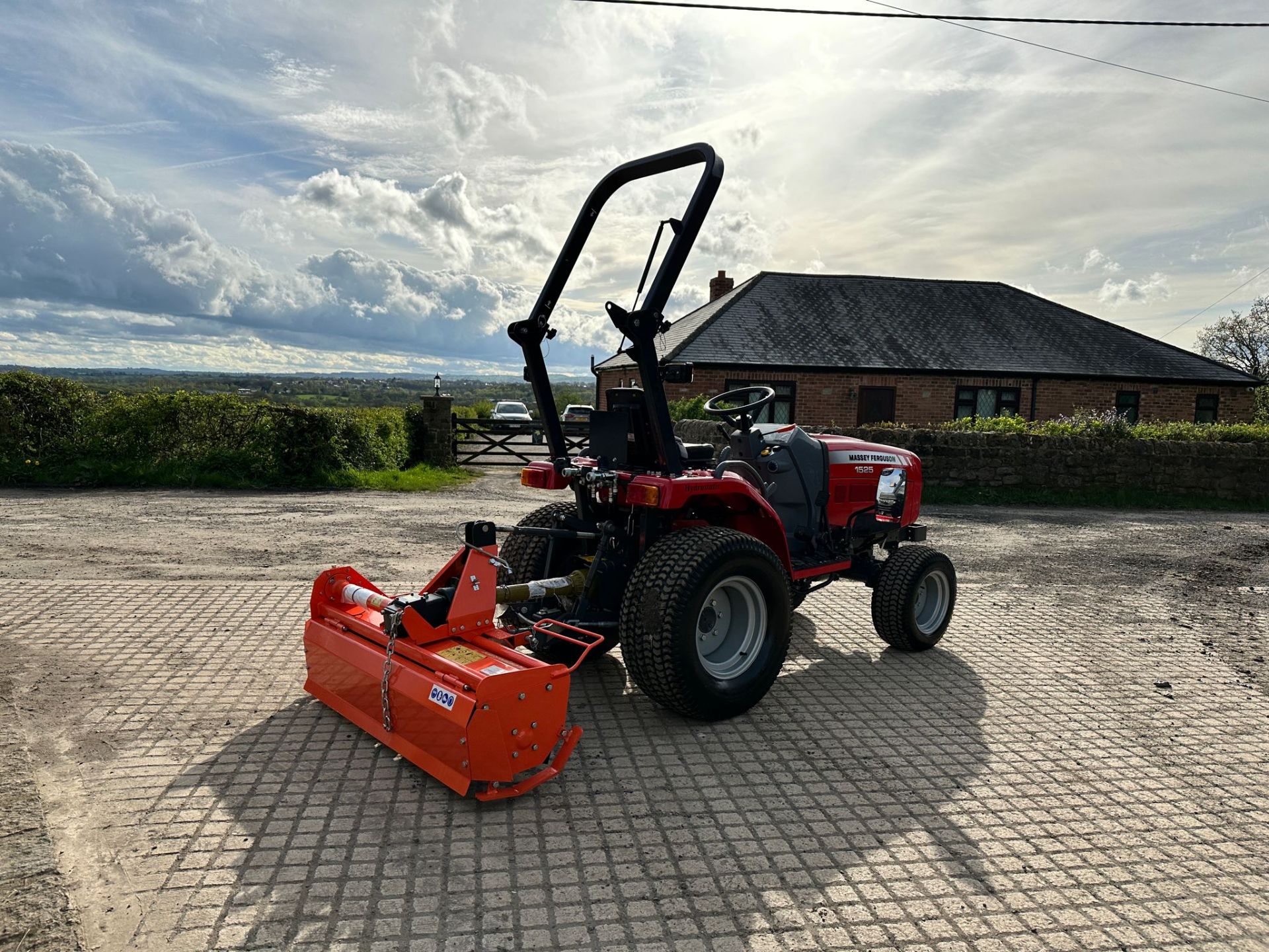 MASSEY FERGUSON 1525 25HP 4WD COMPACT TRACTOR WITH FARM MASTER RT135 1.35 METRE ROTAVATOR *PLUS VAT* - Image 12 of 15