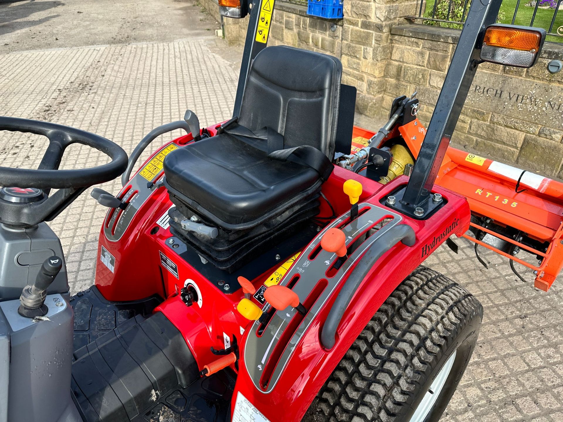 MASSEY FERGUSON 1525 25HP 4WD COMPACT TRACTOR WITH FARM MASTER RT135 1.35 METRE ROTAVATOR *PLUS VAT* - Image 5 of 15