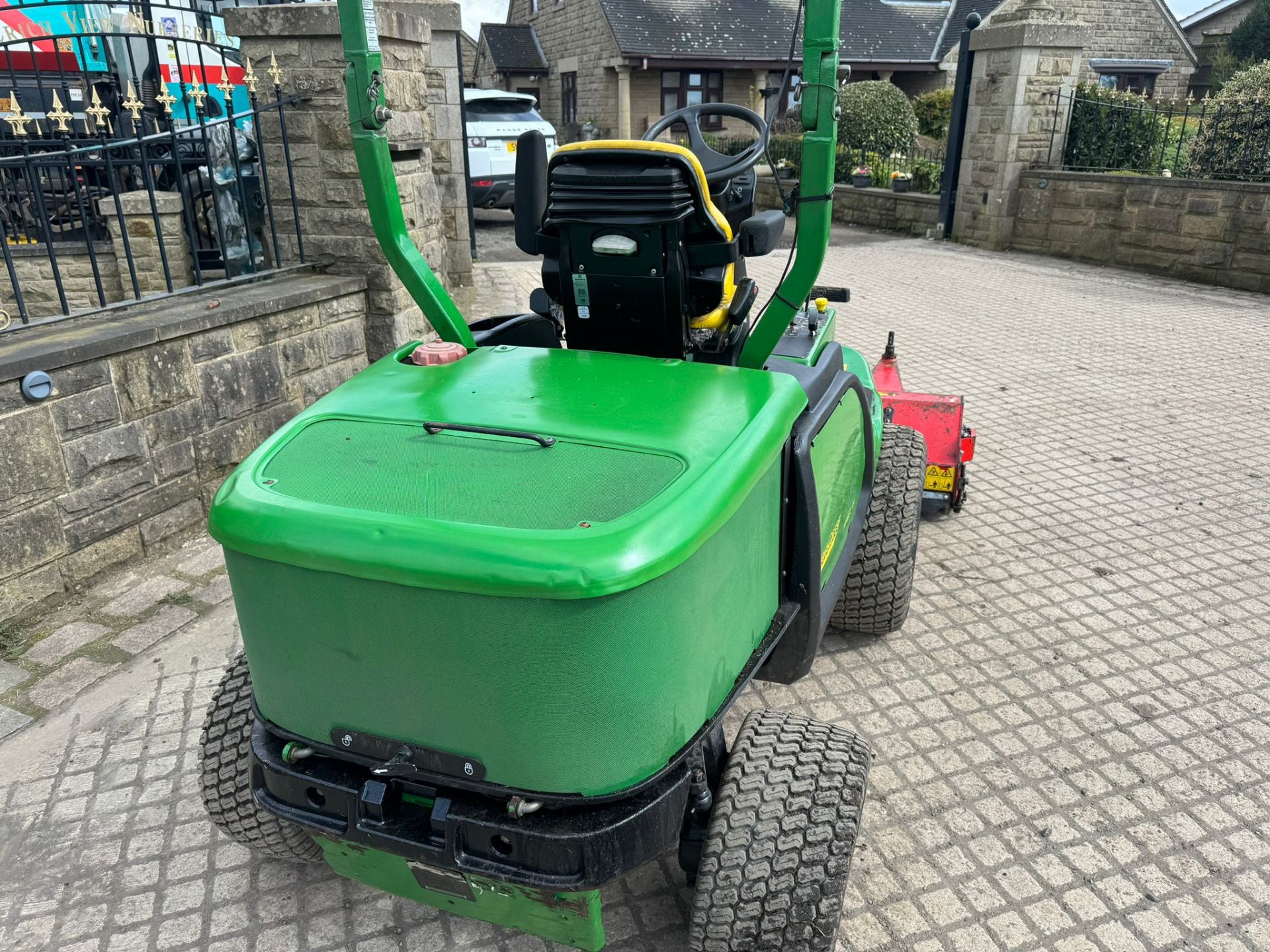 2011 JOHN DEERE 1565 RIDE ON LAWN MOWER *PLUS VAT* - Image 6 of 12