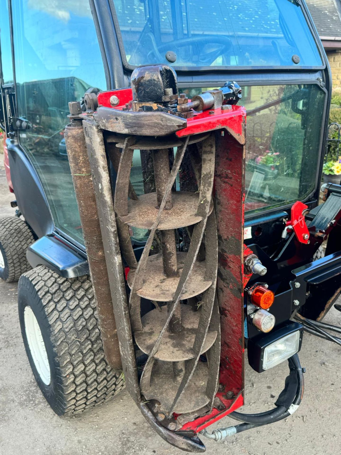 2016 TORO LT3340 4WD 3 GANG RIDE ON CYLINDER MOWER WITH CAB AND AIR CON *PLUS VAT* - Image 17 of 18