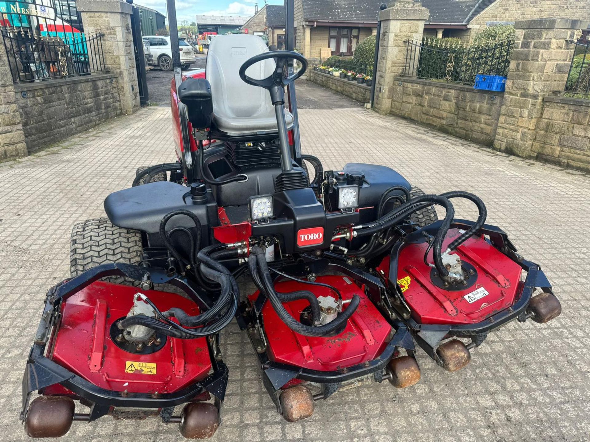 TORO 4300-D POD MOWER RIDE ON LAWN MOWER *PLUS VAT* - Image 3 of 18