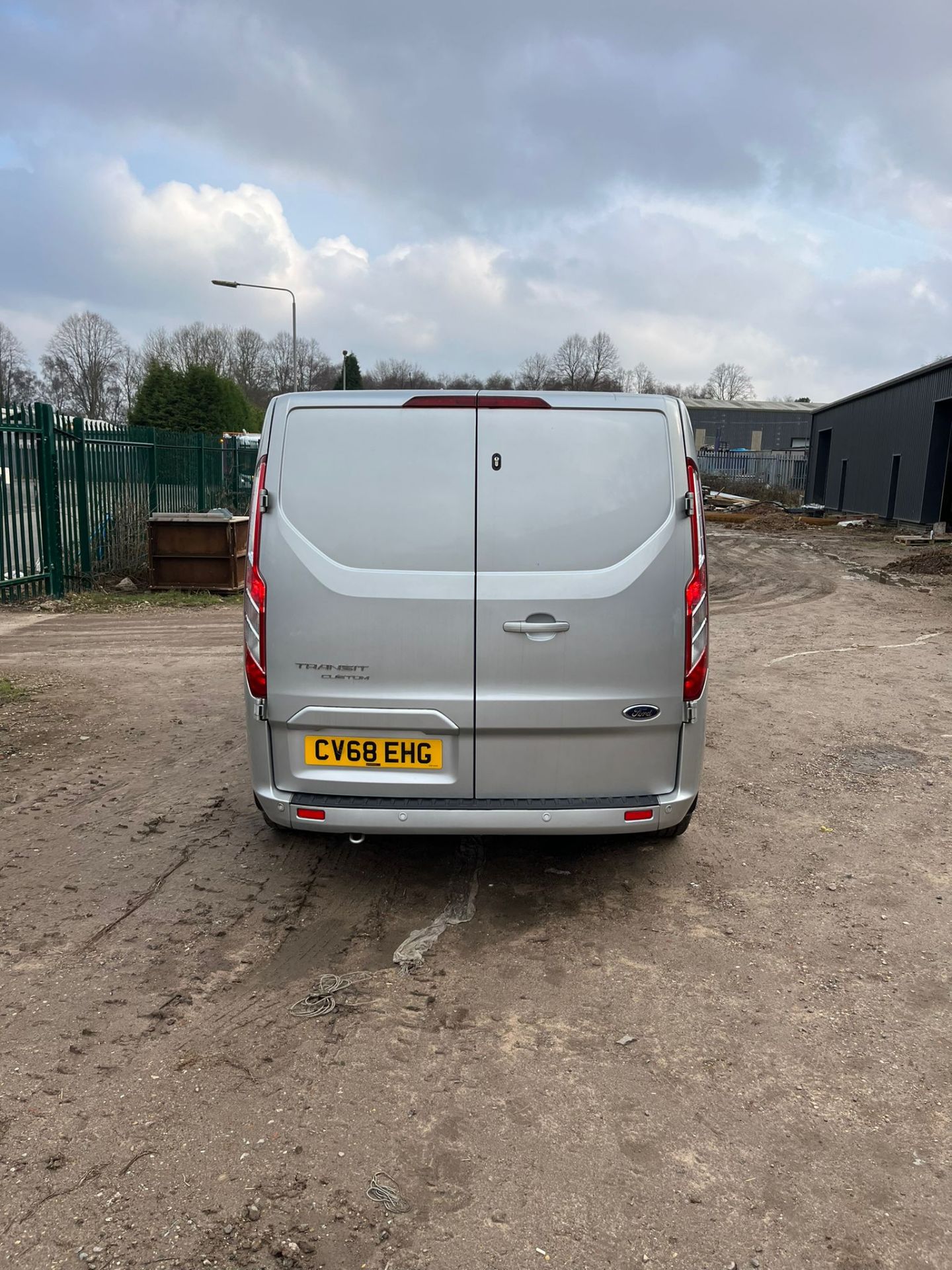 2018/68 REG FORD TRANSIT CUSTOM 300 LIMITED 2.0 DIESEL SILVER PANEL VAN, SHOWING 1 FORMER KEEPER - Image 4 of 12