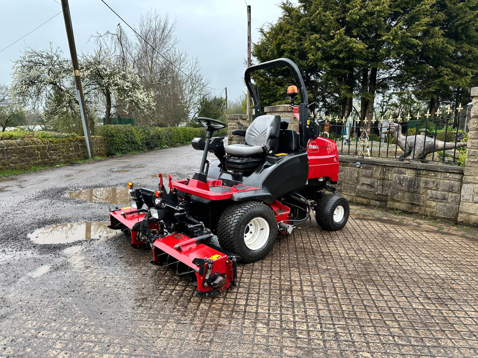 2015 TORO LT3340 4WD 3 GANG RIDE ON CYLINDER MOWER *PLUS VAT* - Image 2 of 16