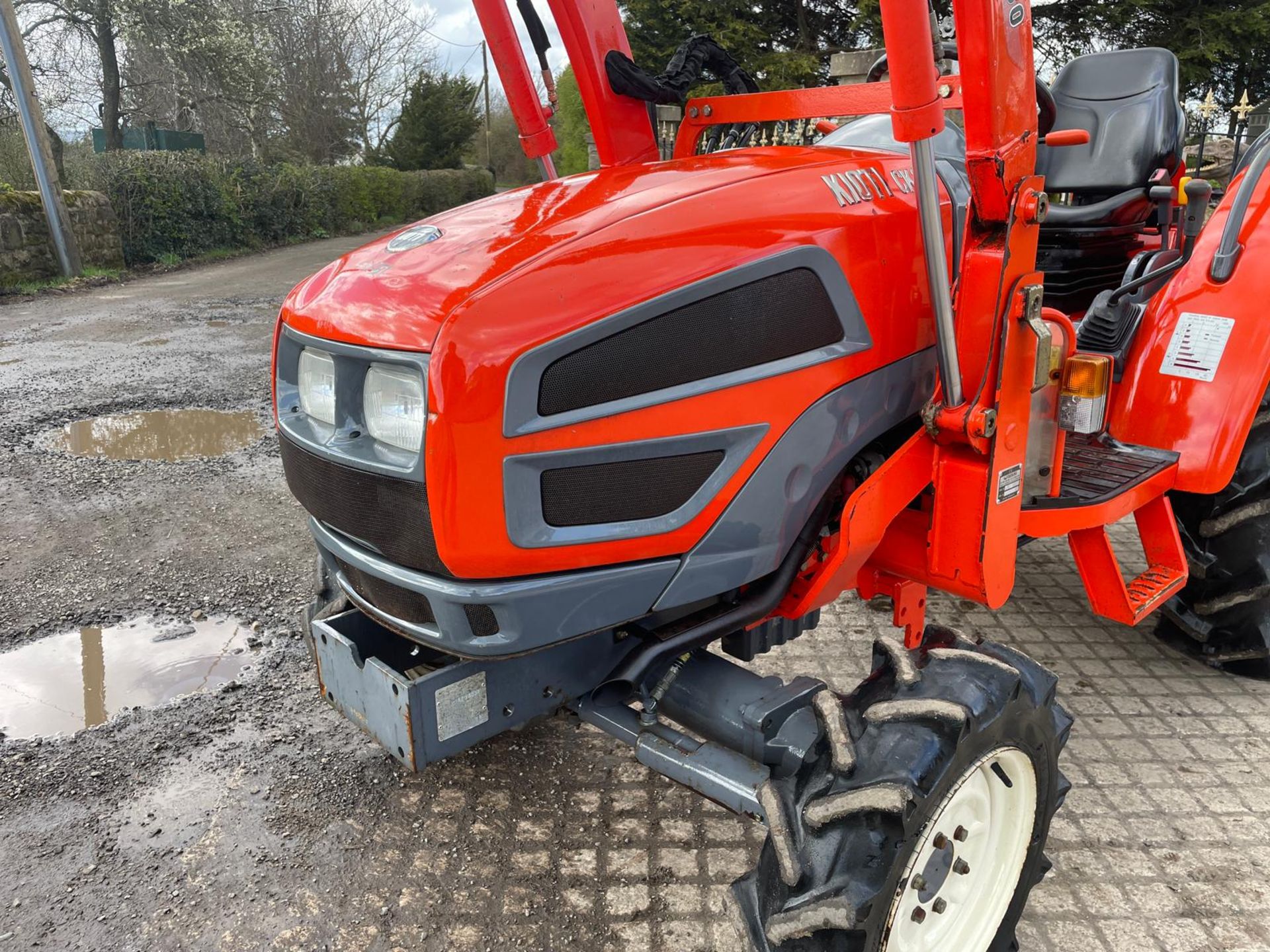 60 REG KIOTI CX27 27HP 4WD COMPACT TRACTOR WITH KIOTI KL130 FRONT LOADER AND PALLET FORKS *PLUS VAT* - Image 6 of 19