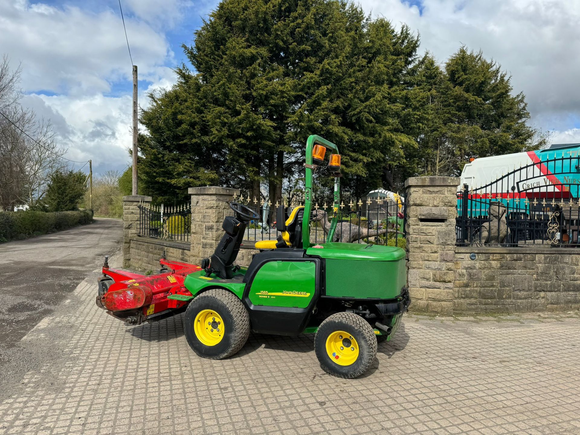 2011 JOHN DEERE 1565 RIDE ON LAWN MOWER *PLUS VAT* - Image 5 of 12