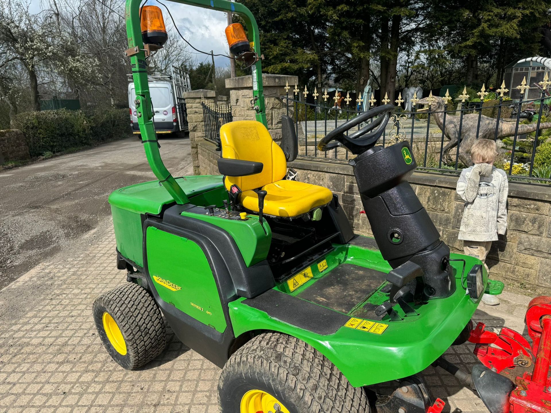 2011 JOHN DEERE 1565 RIDE ON LAWN MOWER *PLUS VAT* - Image 9 of 12