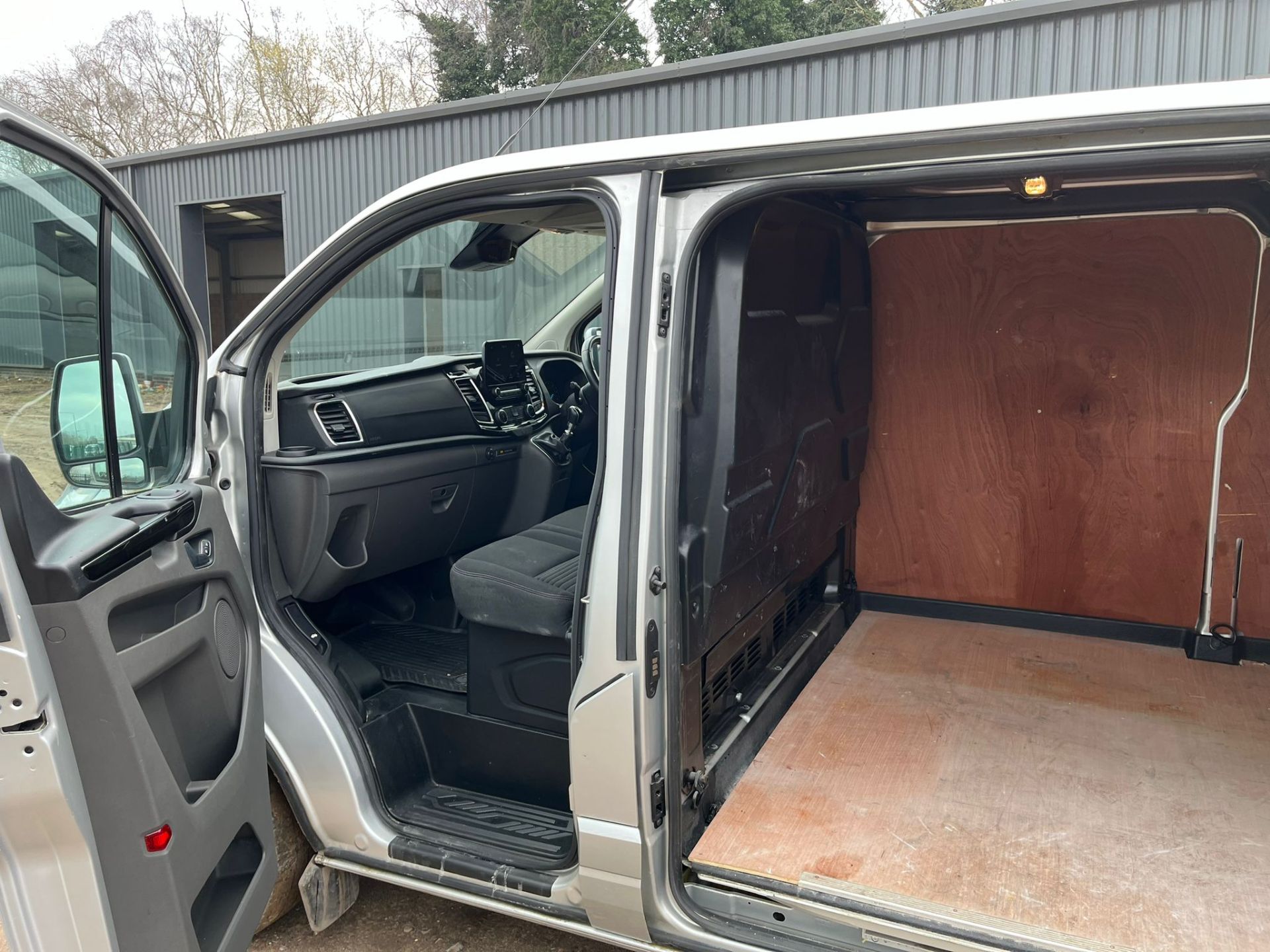 2018/68 REG FORD TRANSIT CUSTOM 300 LIMITED 2.0 DIESEL SILVER PANEL VAN, SHOWING 1 FORMER KEEPER - Image 7 of 12