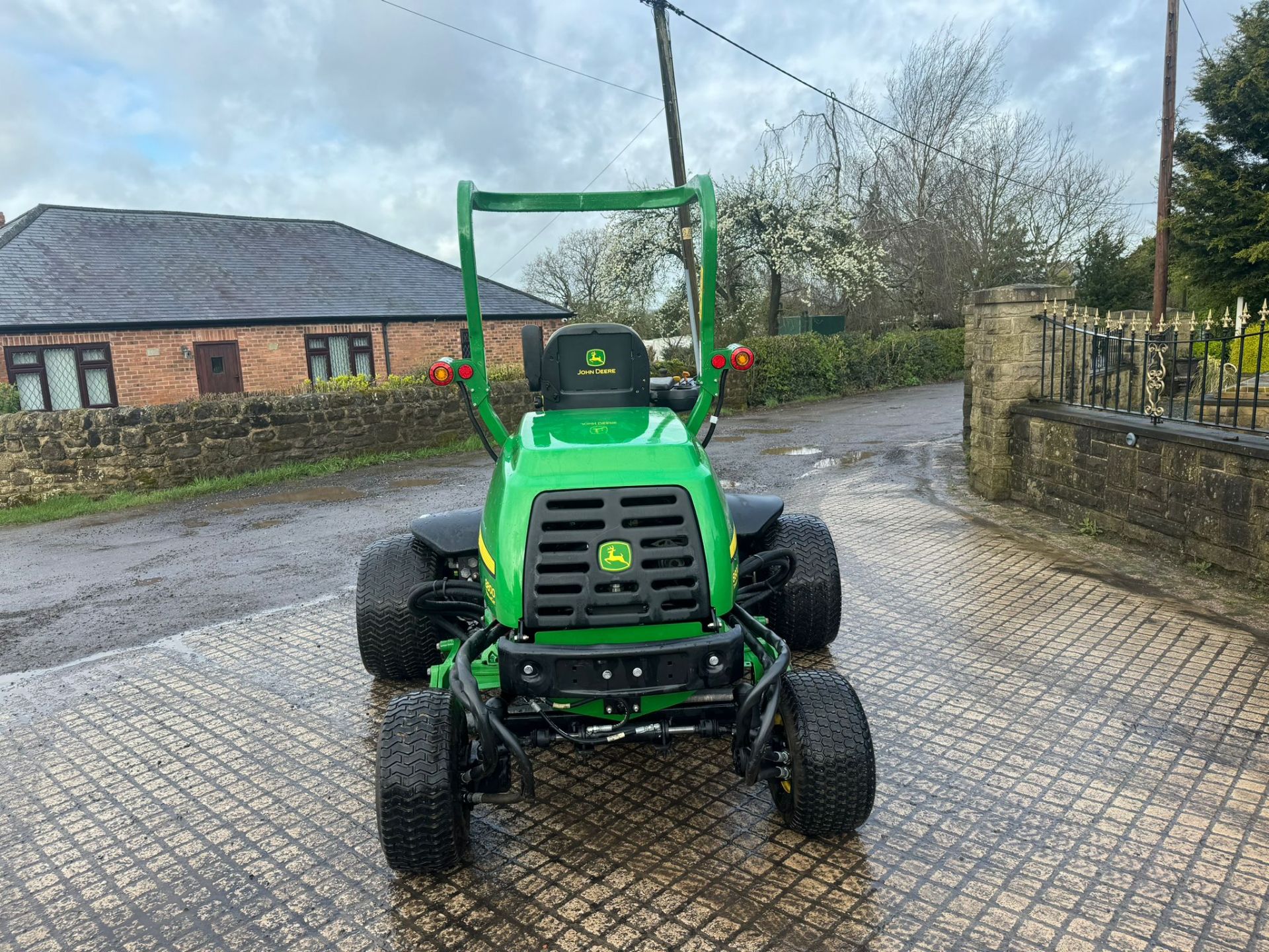 JOHN DEERE 8800 5 POD MOWER RIDE ON LAWN MOWER *PLUS VAT* - Image 6 of 19