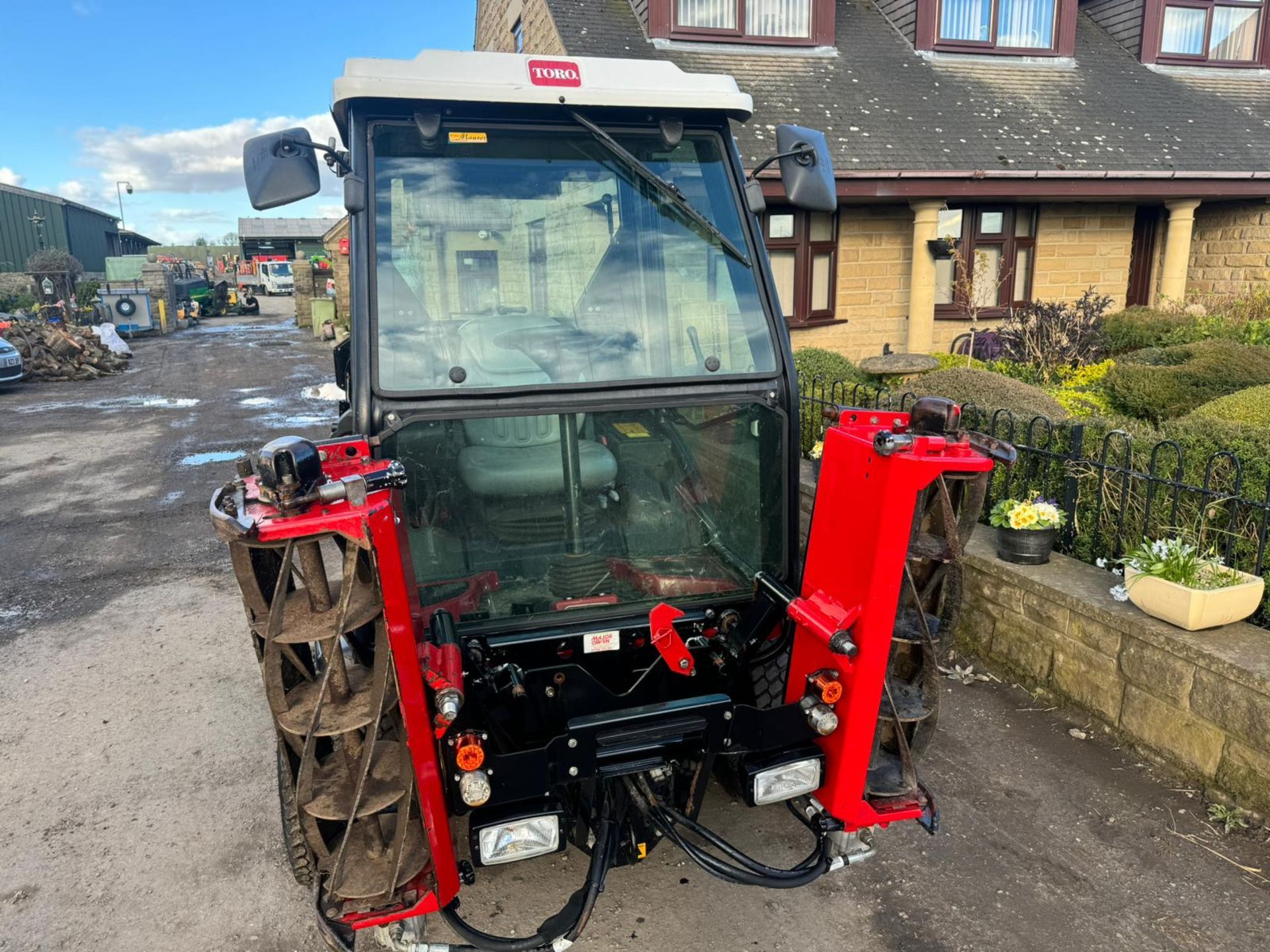 2016 TORO LT3340 4WD 3 GANG RIDE ON CYLINDER MOWER WITH CAB AND AIR CON *PLUS VAT* - Image 3 of 18