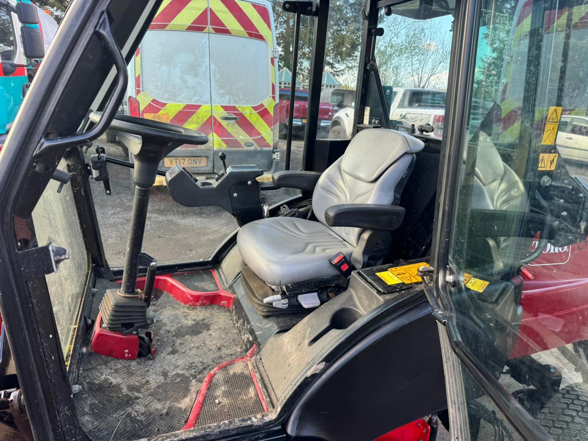 2016 TORO LT3340 4WD 3 GANG RIDE ON CYLINDER MOWER WITH CAB AND AIR CON *PLUS VAT* - Image 14 of 18