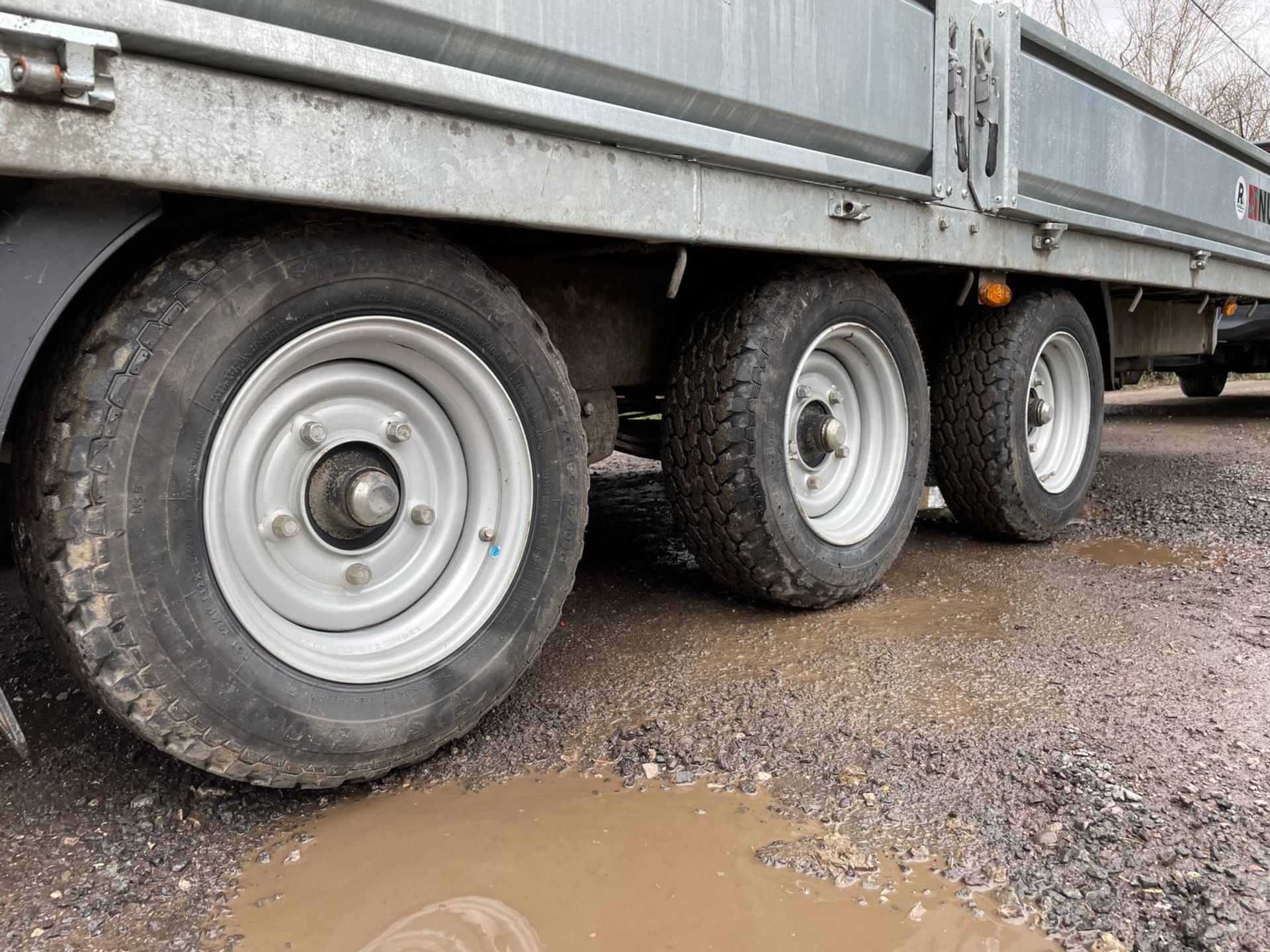 2022 NUGENT F5520T 3.5 TON TRI AXLE FLATBED TRAILER WITH SIDE AND REAR RAMP DOOR *PLUS VAT* - Image 6 of 9