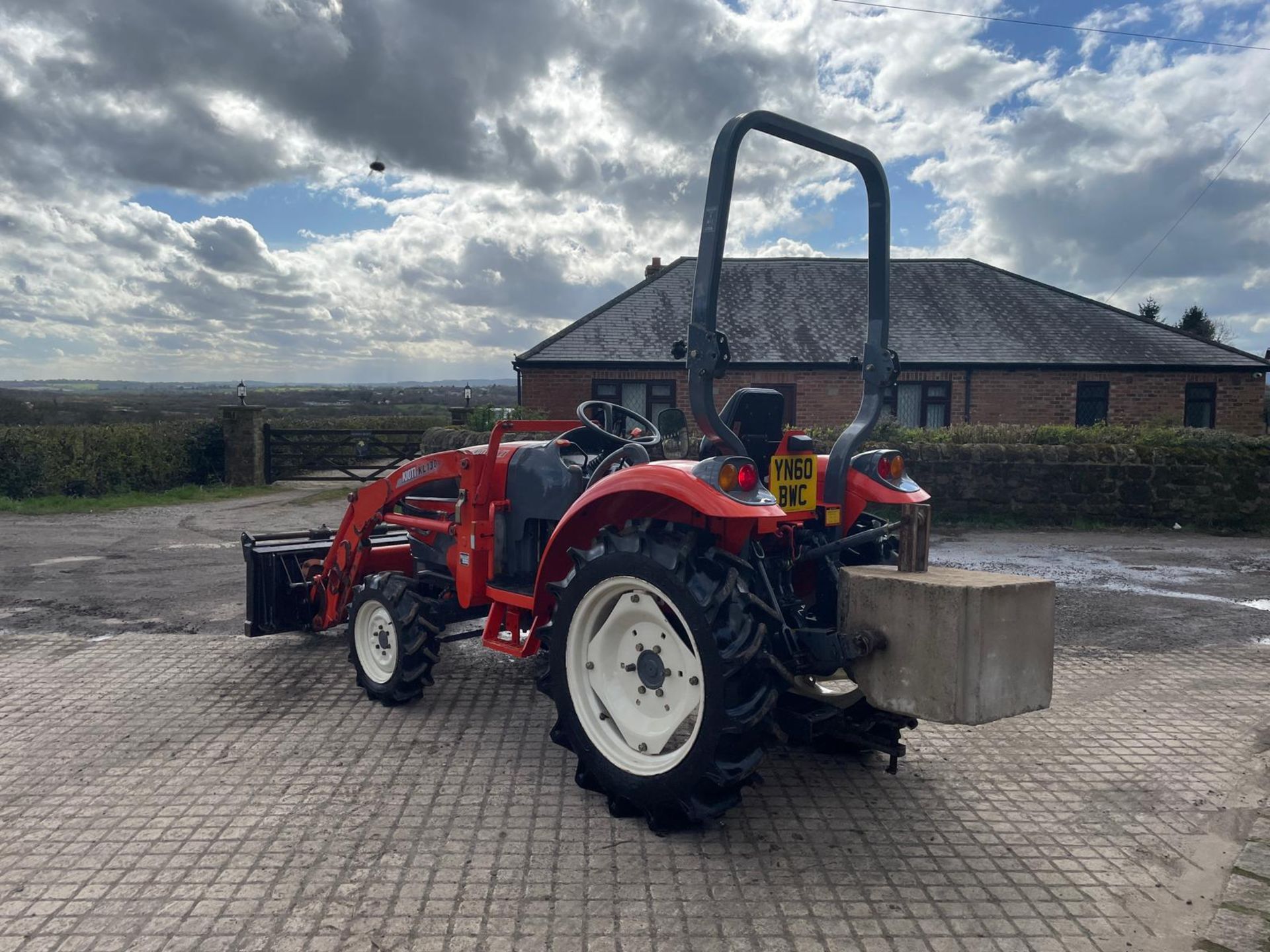 60 REG KIOTI CX27 27HP 4WD COMPACT TRACTOR WITH KIOTI KL130 FRONT LOADER AND PALLET FORKS *PLUS VAT* - Image 4 of 19