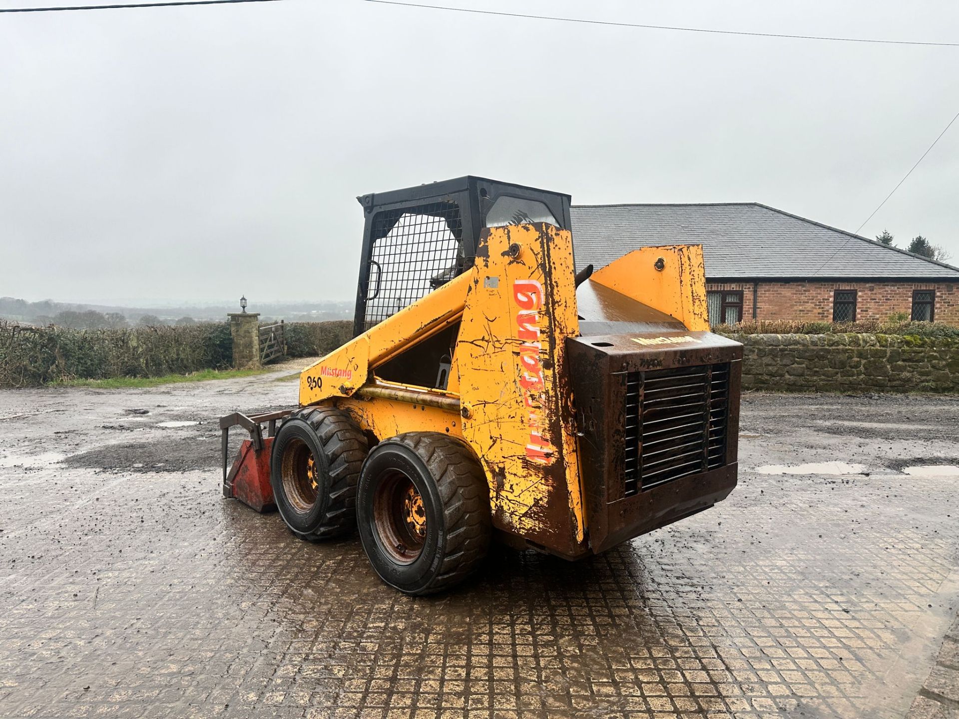 MUSTANG 960 WHEELED SKIDSTEER LOADER WITH MUCK GRAB *PLUS VAT* - Image 7 of 13