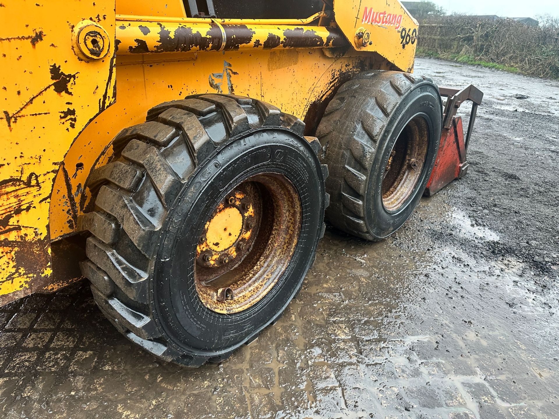 MUSTANG 960 WHEELED SKIDSTEER LOADER WITH MUCK GRAB *PLUS VAT* - Image 9 of 13