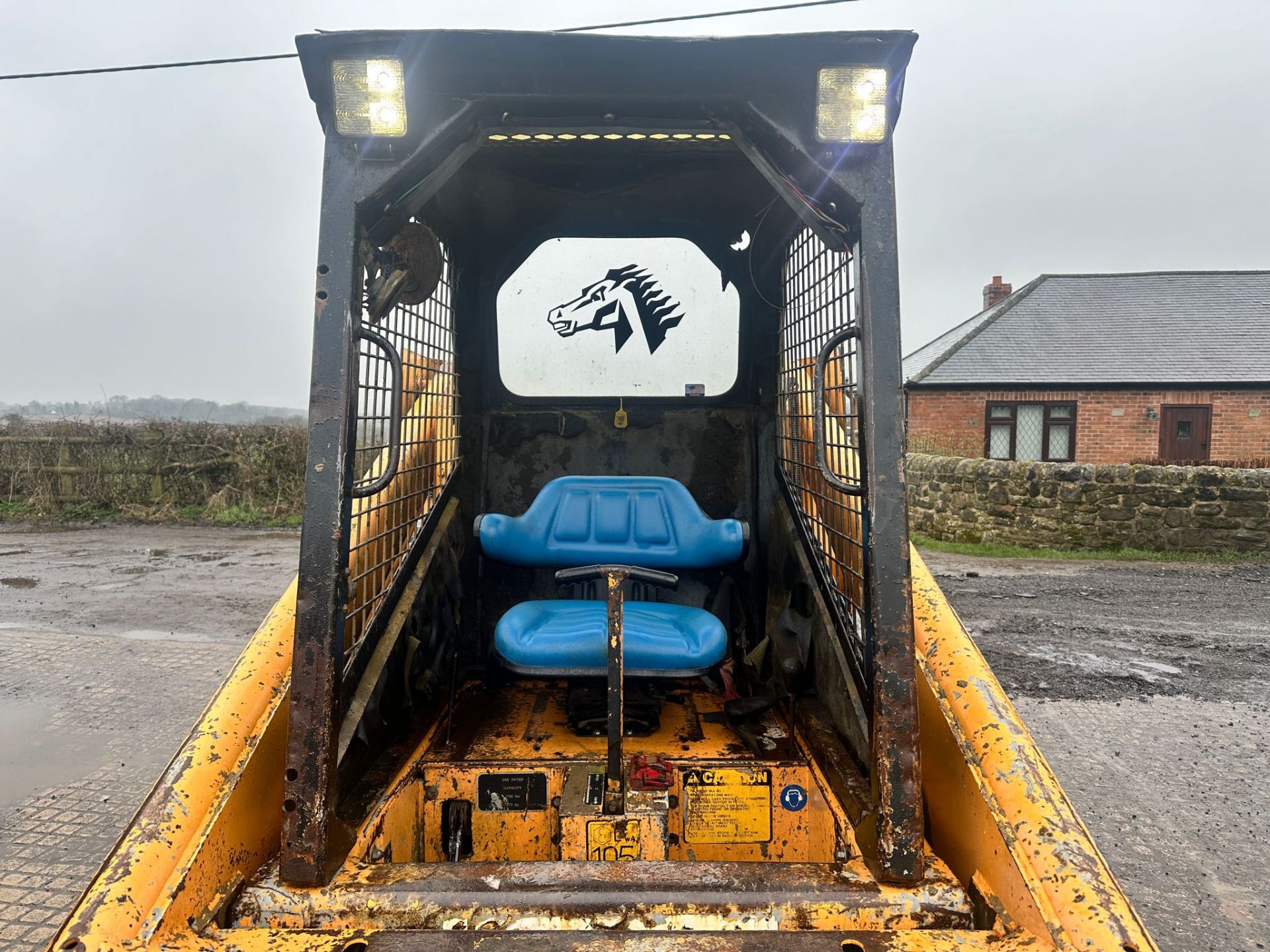 MUSTANG 960 WHEELED SKIDSTEER LOADER WITH MUCK GRAB *PLUS VAT* - Image 12 of 13