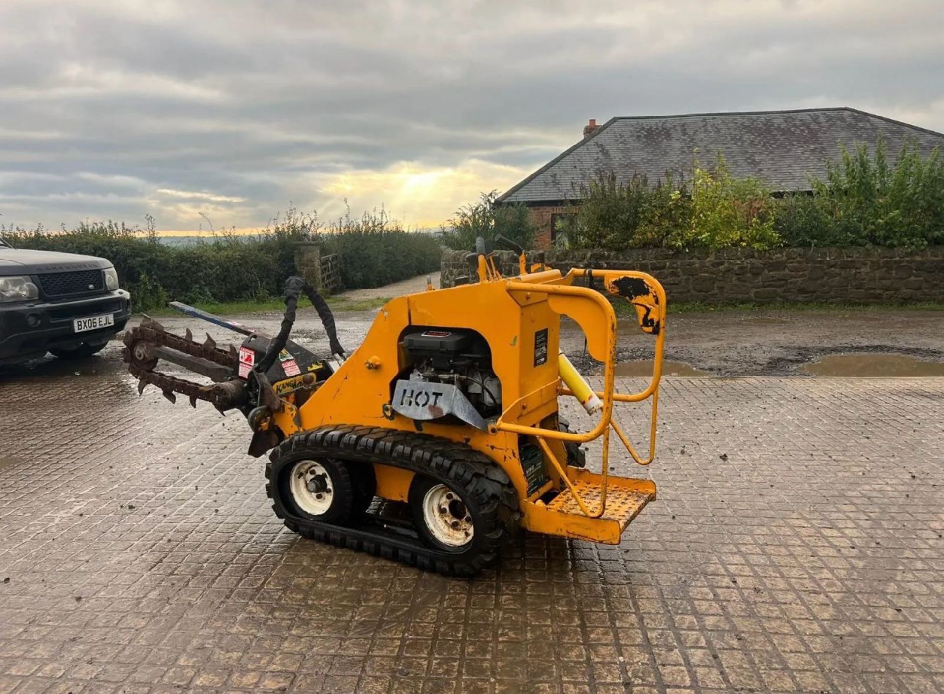 KANGA KID TK216 TRACKED SKIDSTEER WITH TRENCHER ATTACHMENTS *PLUS VAT* - Image 6 of 9