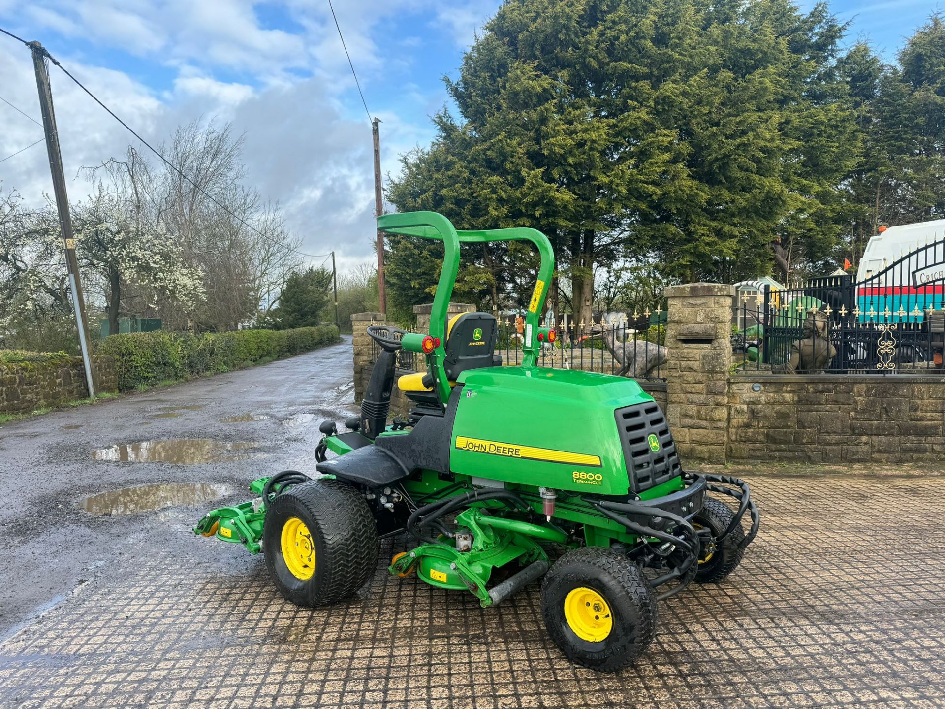 JOHN DEERE 8800 5 POD MOWER RIDE ON LAWN MOWER *PLUS VAT* - Image 5 of 19