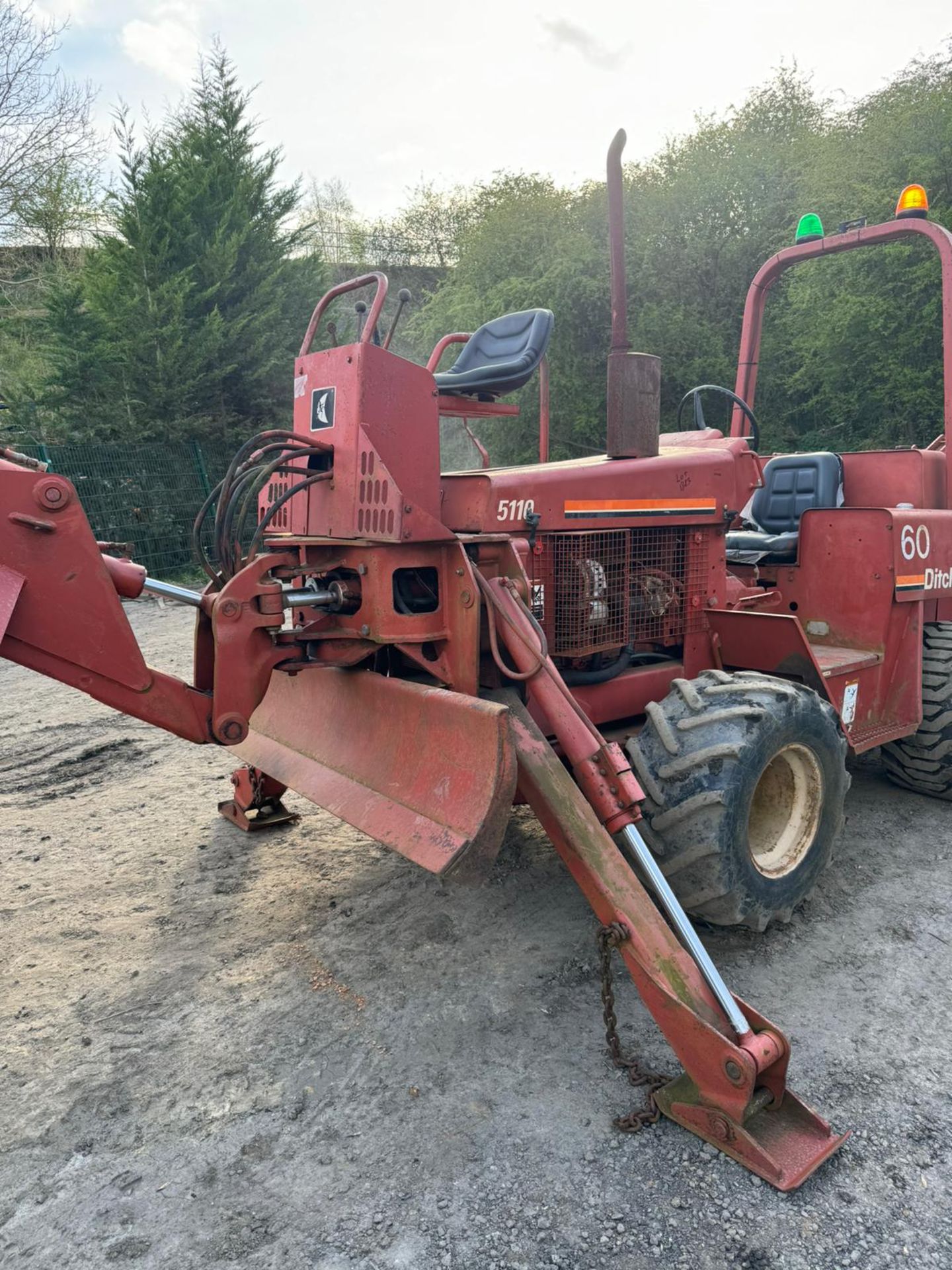 DITCH WITCH 5110 TRENCHER WITH DIGGER AND BLADE *PLUS VAT* - Image 7 of 16