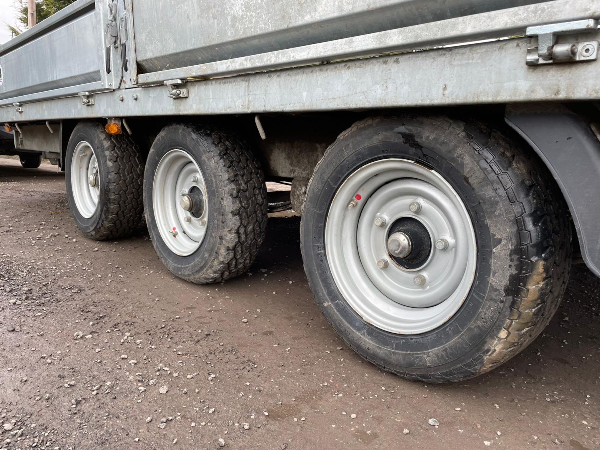 2022 NUGENT F5520T 3.5 TON TRI AXLE FLATBED TRAILER WITH SIDE AND REAR RAMP DOOR *PLUS VAT* - Image 5 of 9