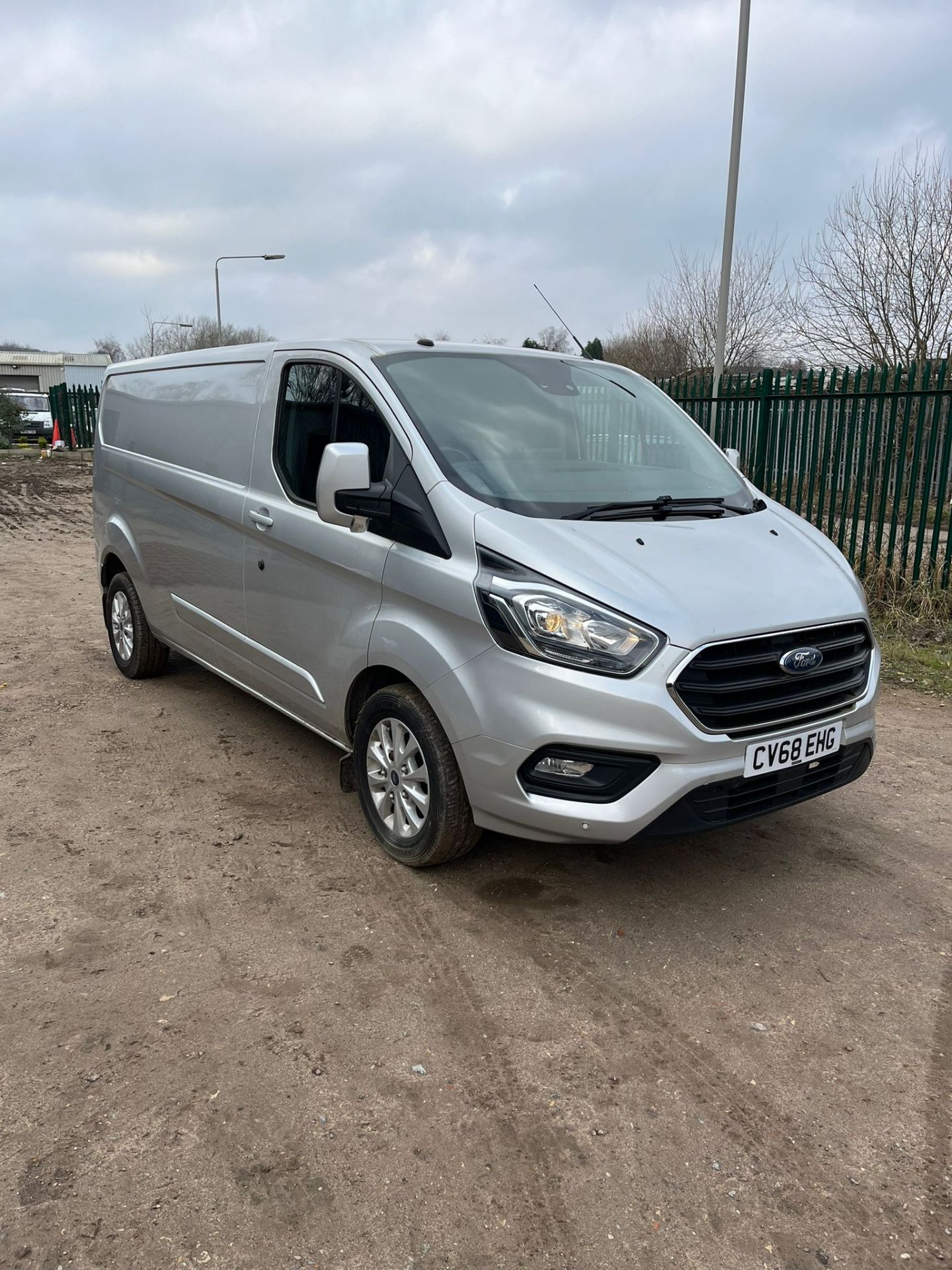 2018/68 REG FORD TRANSIT CUSTOM 300 LIMITED 2.0 DIESEL SILVER PANEL VAN, SHOWING 1 FORMER KEEPER