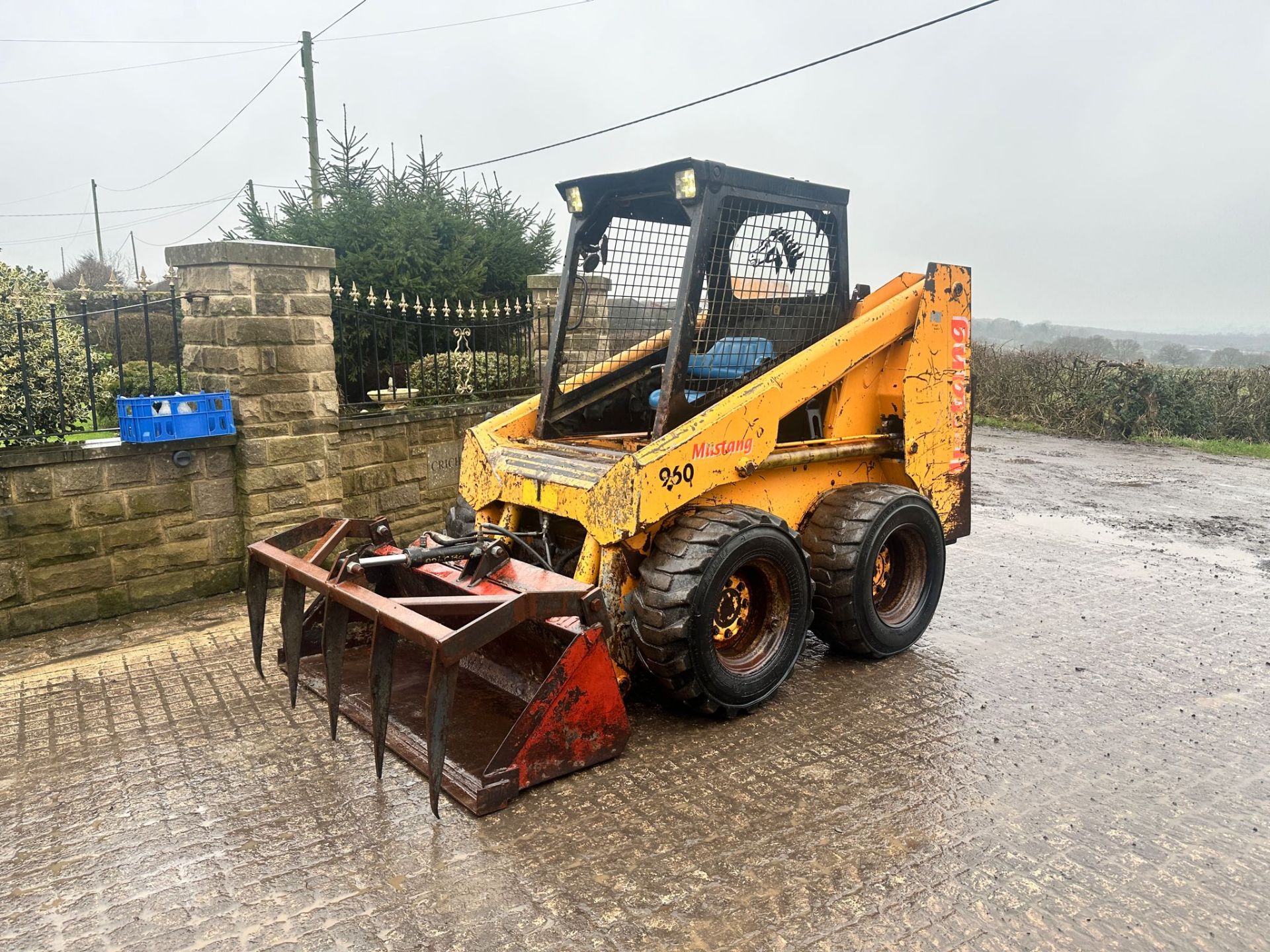 MUSTANG 960 WHEELED SKIDSTEER LOADER WITH MUCK GRAB *PLUS VAT* - Image 4 of 13