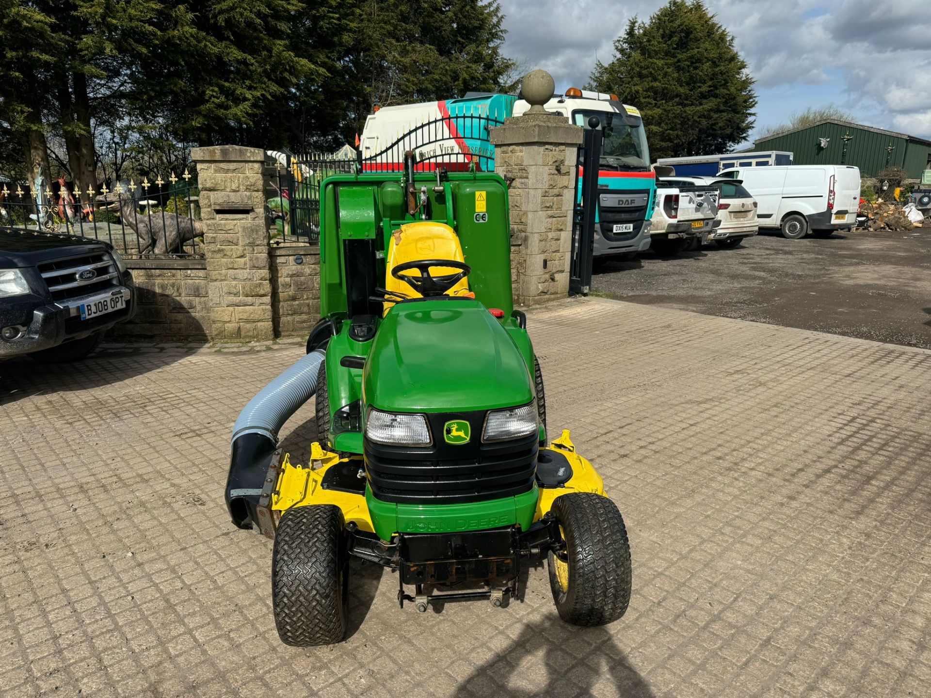 JOHN DEERE X495 RIDE ON LAWN MOWER WITH COLLECTOR *PLUS VAT* - Image 2 of 14