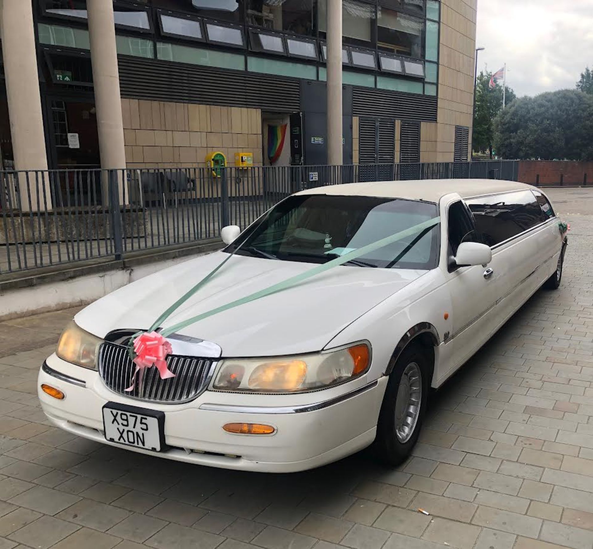 2001 LINCOLN TOWN CAR AUTO WHITE 10 SEATER LIMOUSINE WEDDING CAR *NO VAT* - Image 3 of 17