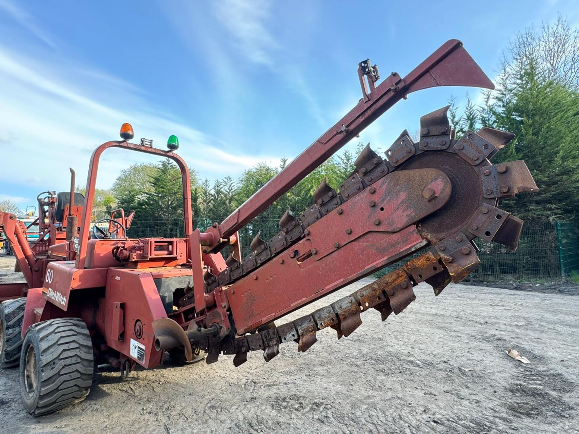 DITCH WITCH 5110 TRENCHER WITH DIGGER AND BLADE *PLUS VAT* - Image 9 of 16