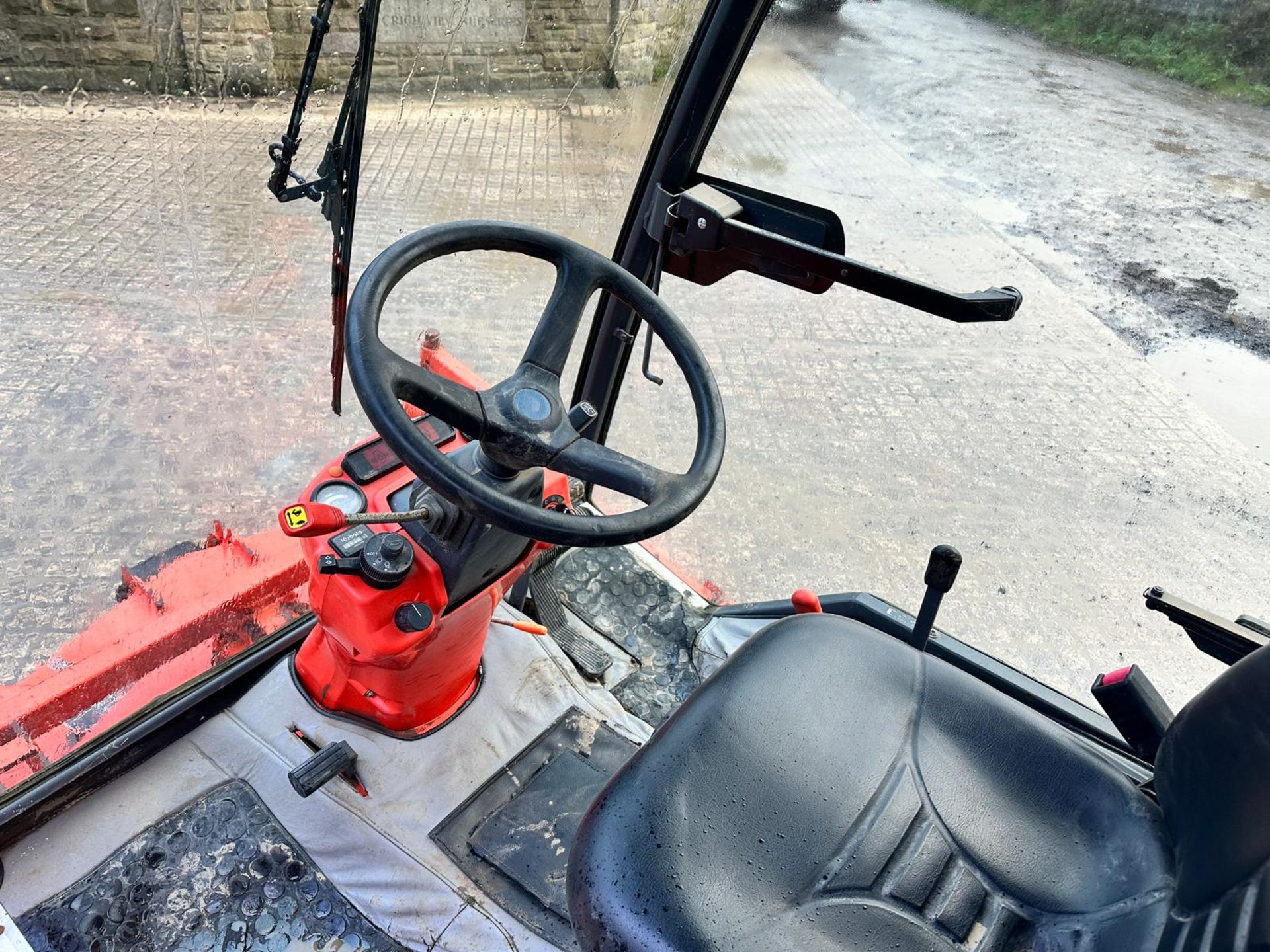 KUBOTA F2880 4WD OUTFRONT RIDE ON MOWER WITH CAB *PLUS VAT* - Image 13 of 15