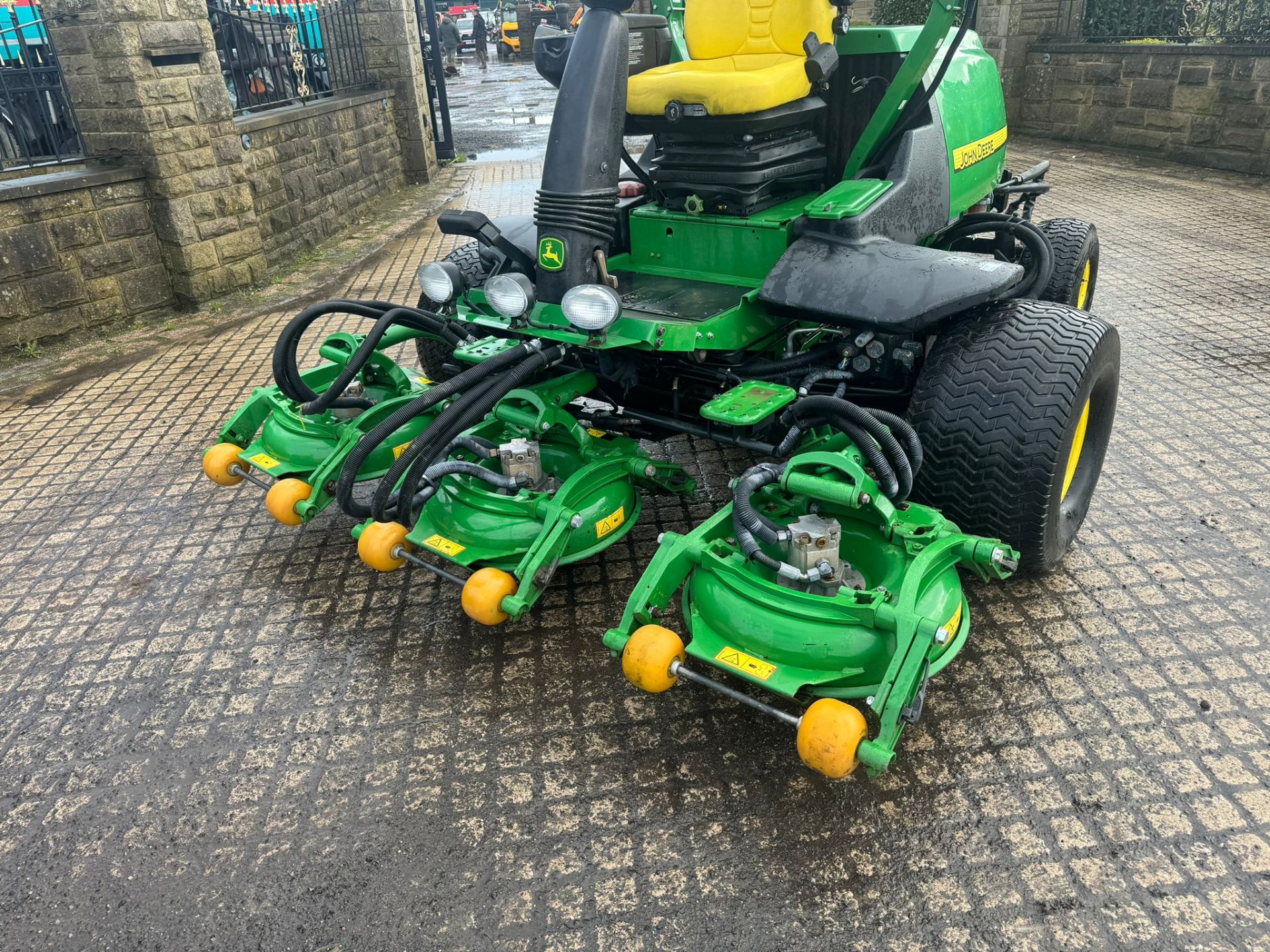 JOHN DEERE 8800 5 POD MOWER RIDE ON LAWN MOWER *PLUS VAT* - Image 3 of 19