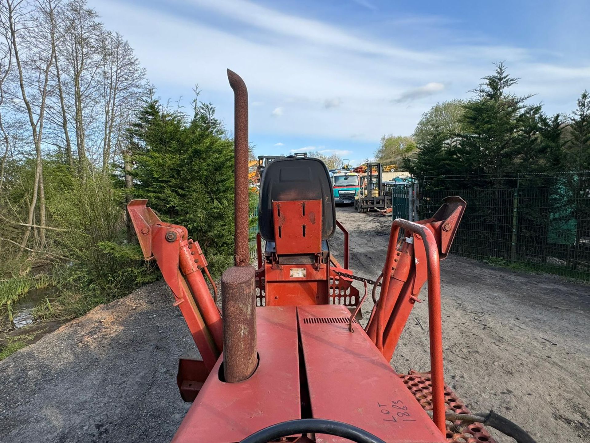 DITCH WITCH 5110 TRENCHER WITH DIGGER AND BLADE *PLUS VAT* - Image 14 of 16